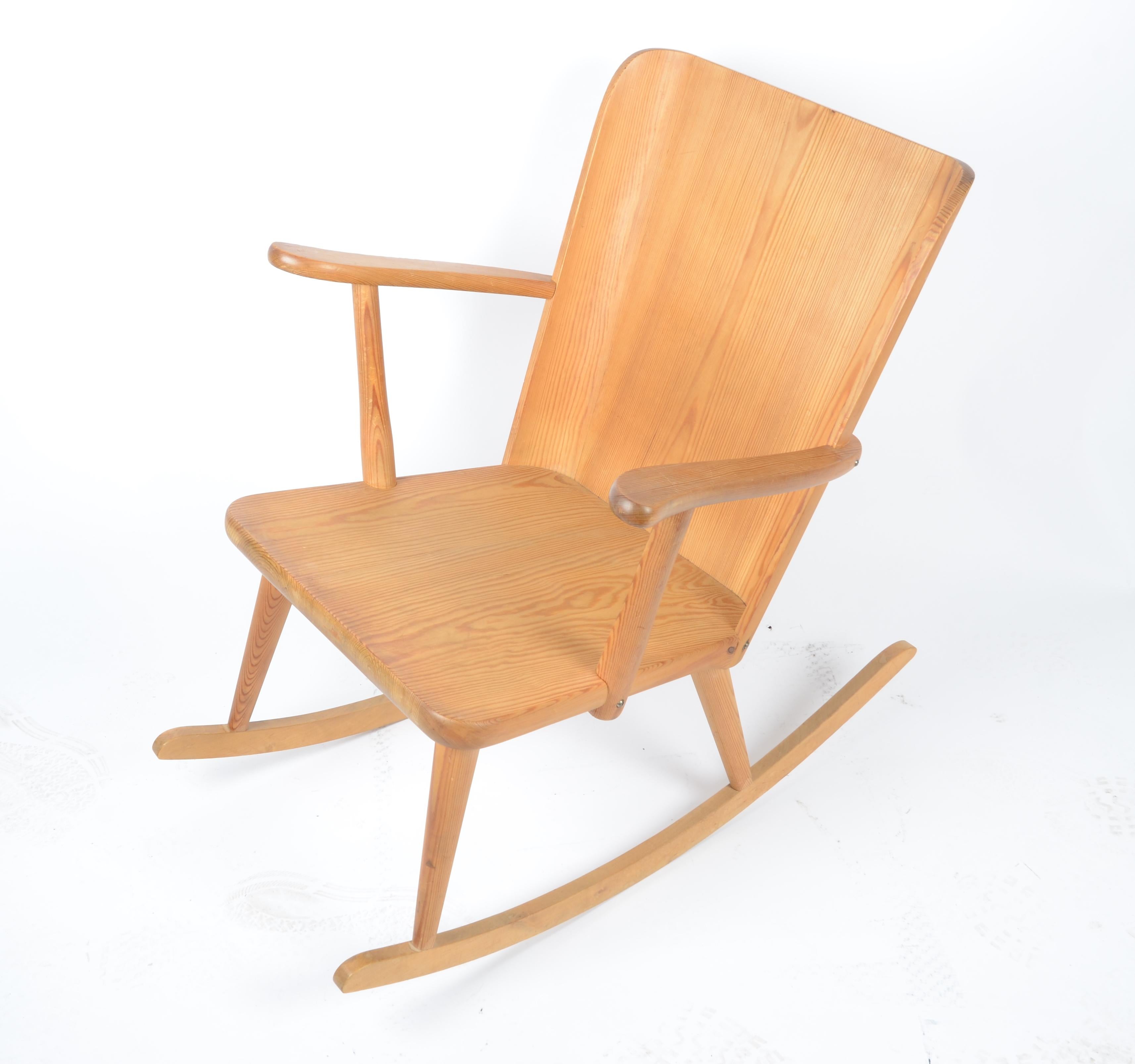 Rocking chair designed by Göran Malmvall, Svensk fur/Swedish pine for Karl Andersson & Söner. Made in the 1940s. 

Thus style of pine furniture were designed for swedish cabins and country homes during the mid-1900s.