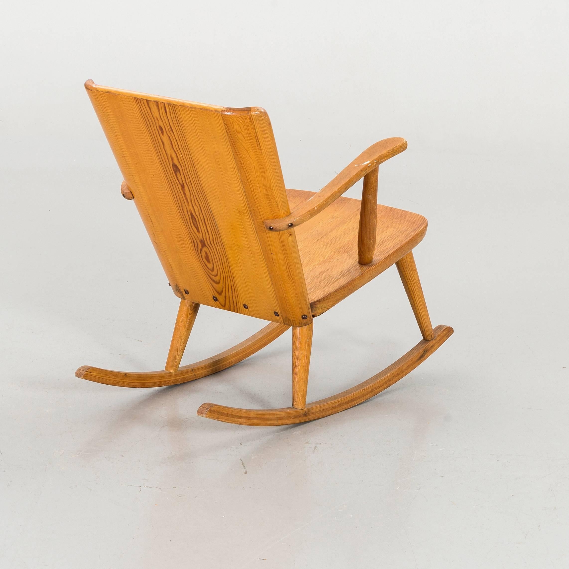 G¨ran Malmvall rocking armchair in natural pinewood, manufactured by Karl Andersson & Söner in Sweden, 1945. Signed in the bottom.
