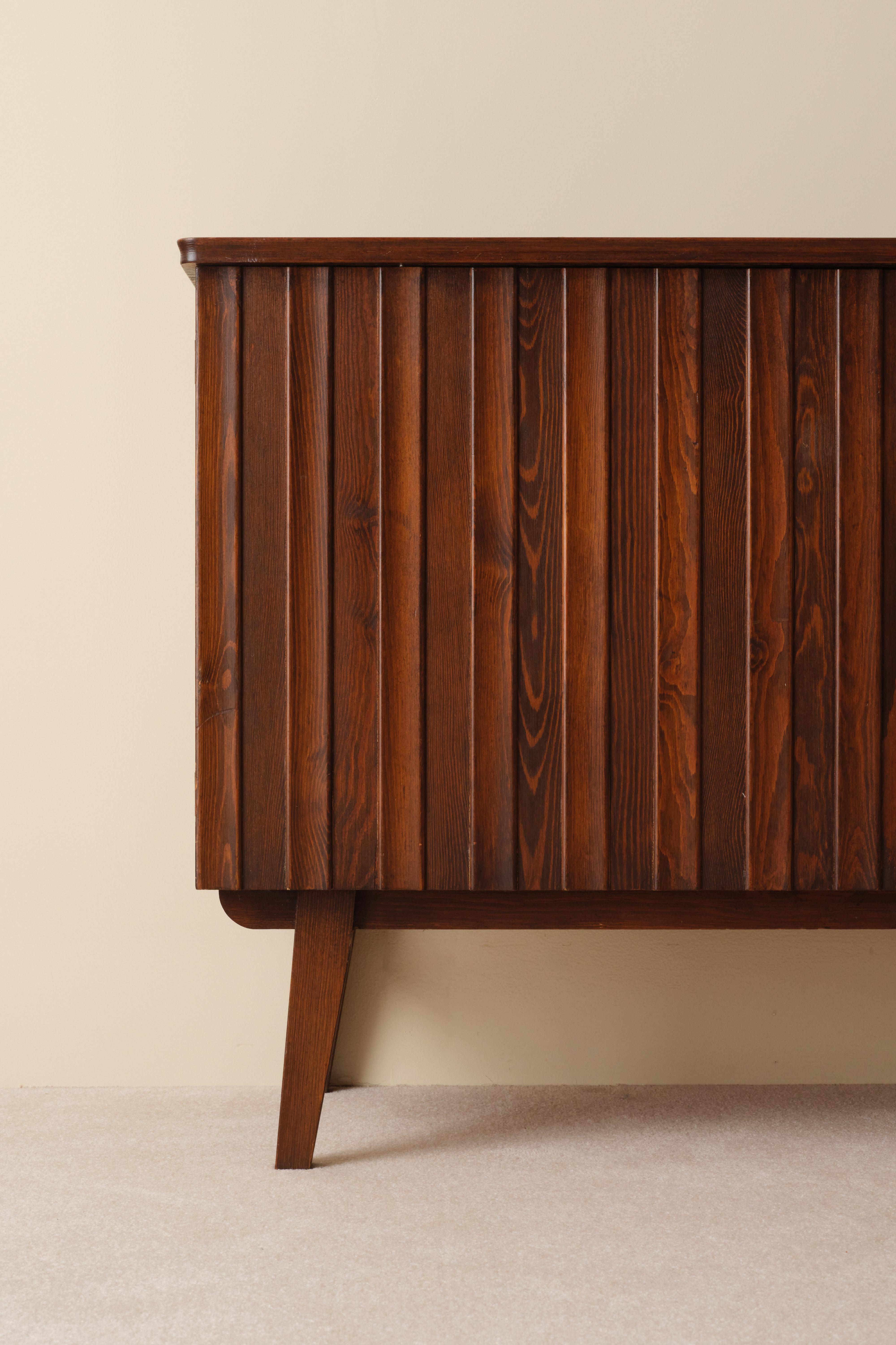 Credenza in pino tinto scuro disegnata da Göran Malmvall, prodotta in Svezia da Svensk Fur, anni '60.