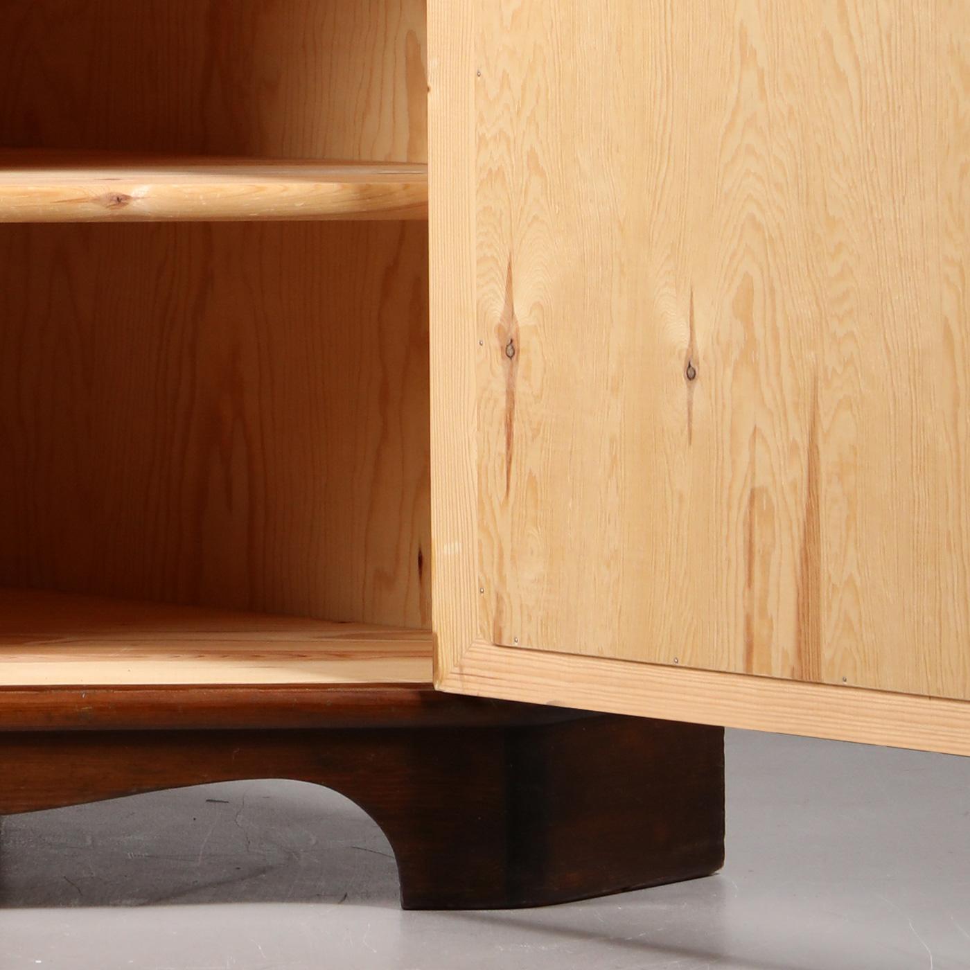 Göran Malmvall 'Sportstugemöbler' Corner Cabinet in Pine, 1950s For Sale 5