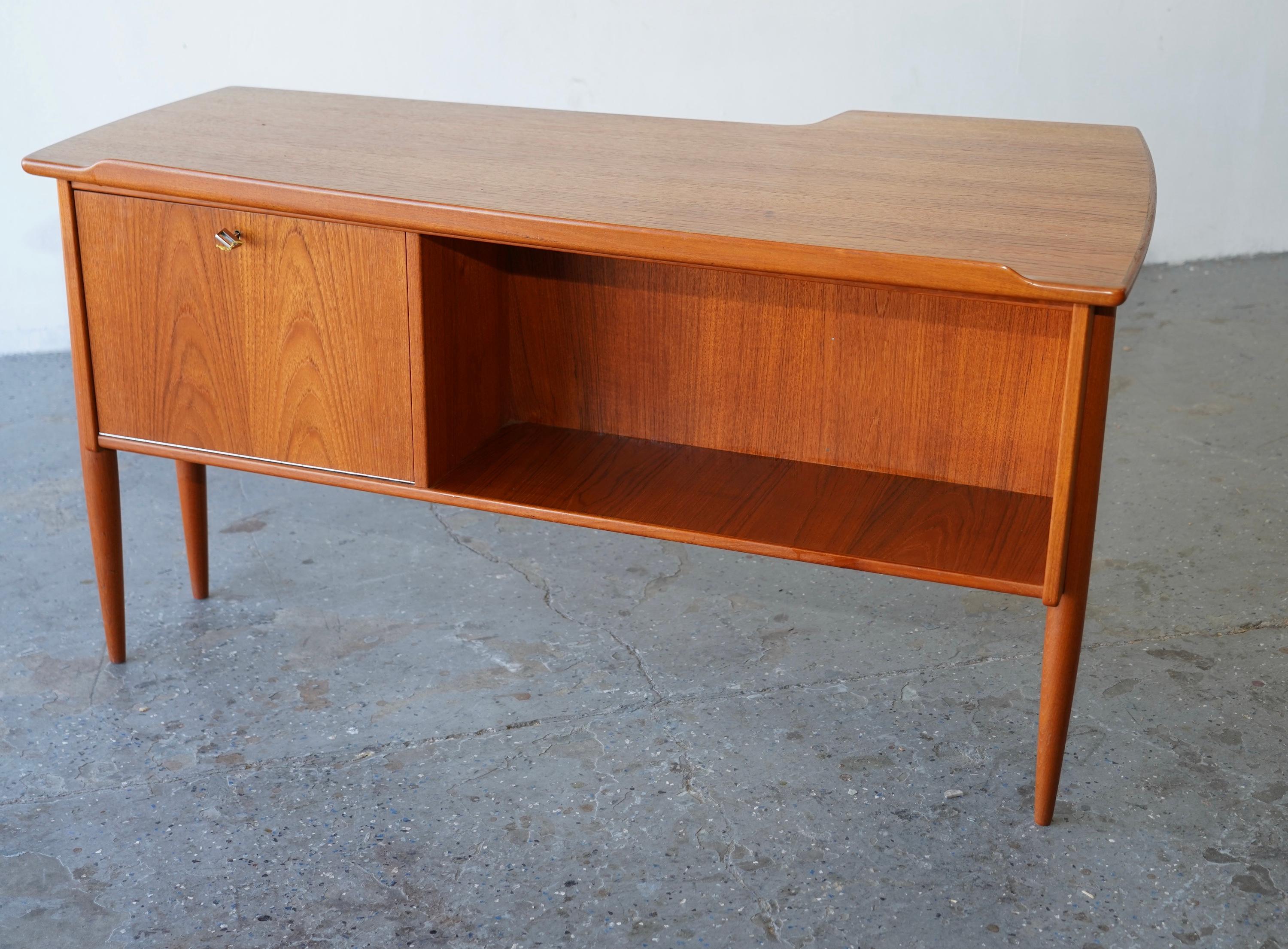 Göran Strand for Lelångs Möbelfabrik, Model A10 Danish Modern Swedish Desk For Sale 9