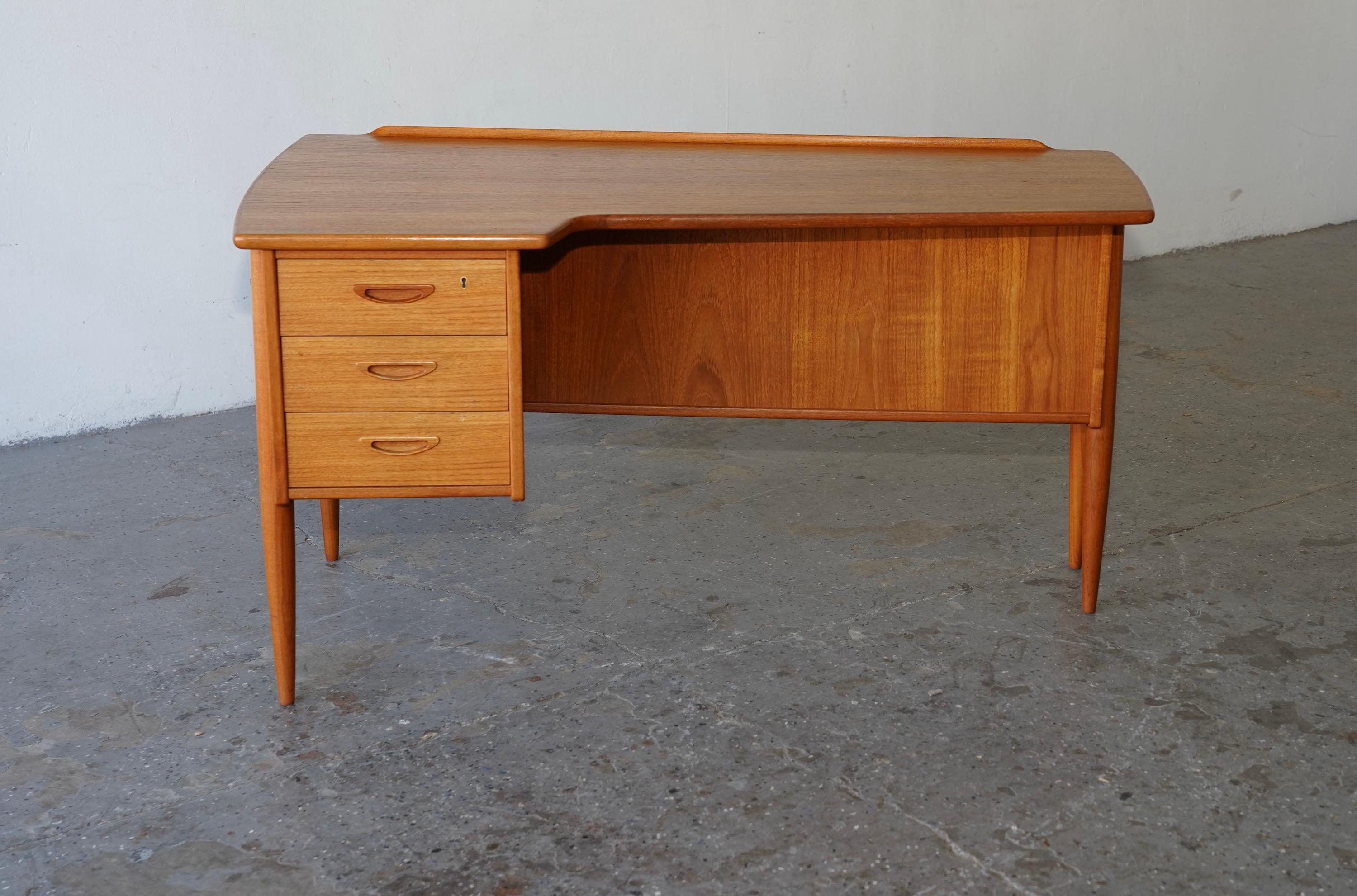 Göran Strand for Lelångs Möbelfabrik, Model A10 Mid-Century Modern Swedish Desk
A stunning example of Swedish / Danish  Mid-Century Modern design, this Model A10 desk was masterfully crafted by Göran Strand for Lelångs Möbelfabrik in the