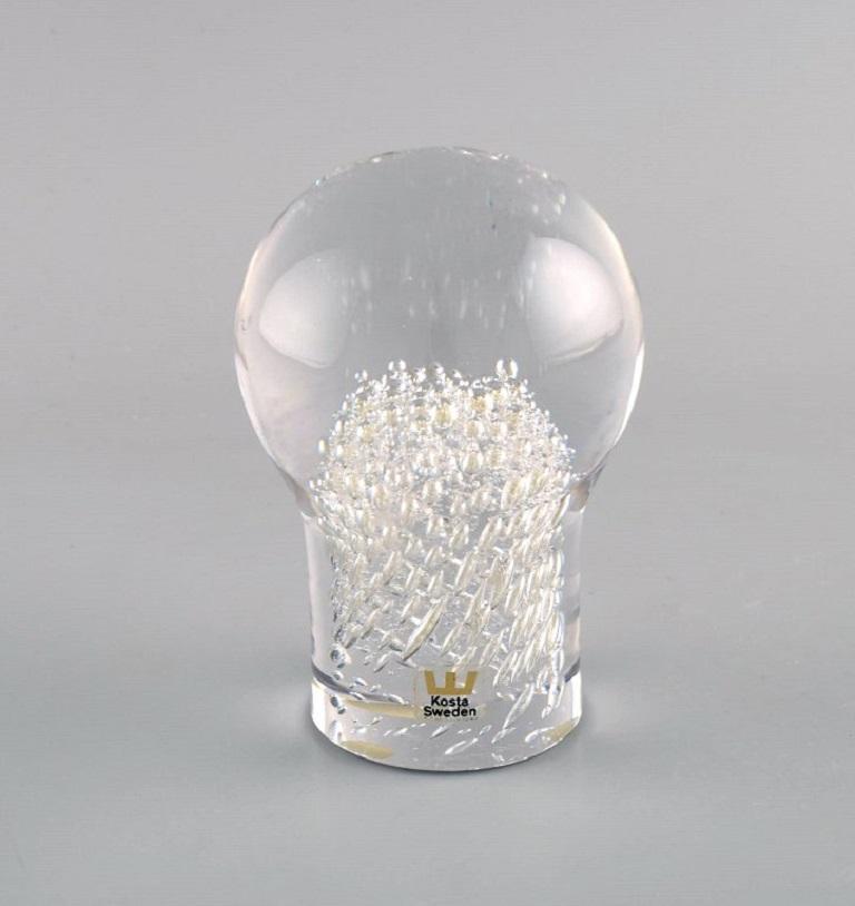 Göran Wärff for Kosta Boda. Sculpture / paper weight in clear mouth-blown art glass with inlaid bubbles. 
Swedish design, 1970/80s.
Measures: 11 x 7.5 cm.
In excellent condition.
Signed.