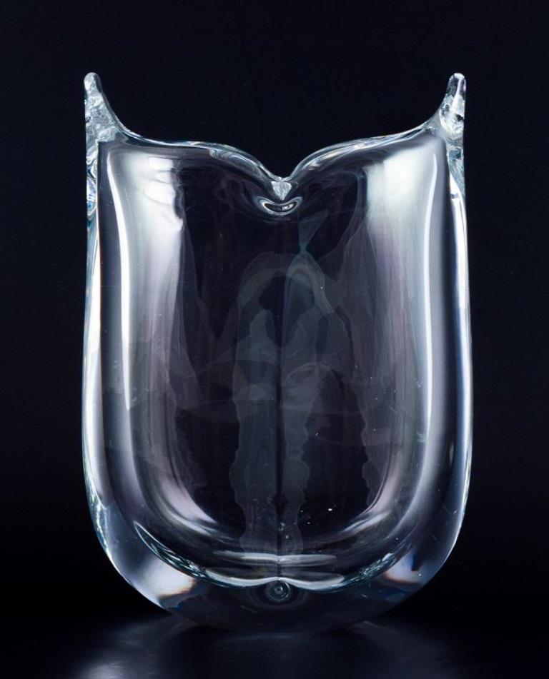 Göran Wärff (1933-2022) für Kosta Boda, Schweden.
Glaskunst-Vase aus klarem Glas. Modernistisches Design.
Modell 47809.
Aus den 1970/80er Jahren.
Perfekter Zustand.
Abmessungen: B 16,0 cm x 23,0 cm.
