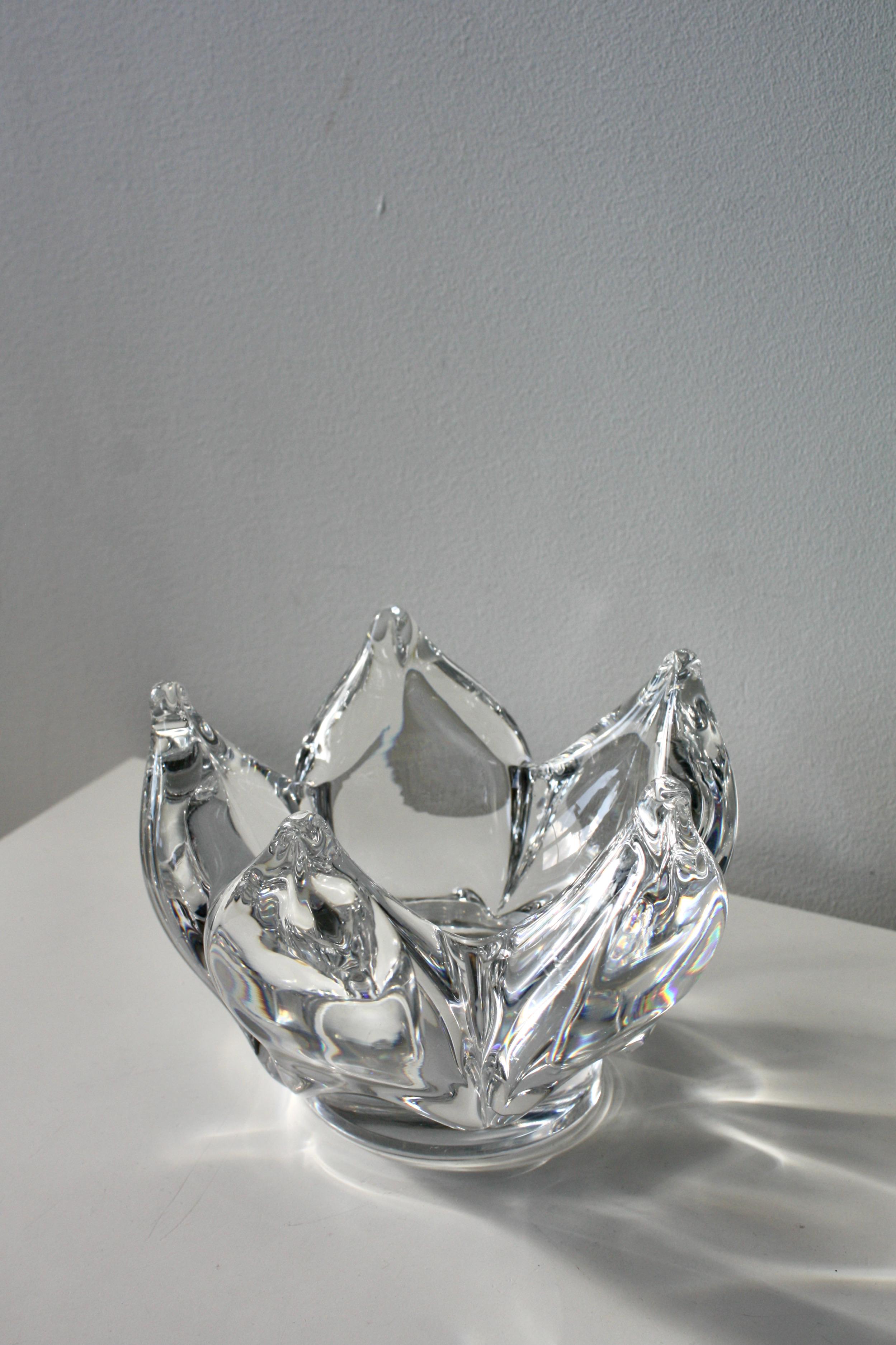 Capolavoro senza tempo di Göran Wärff per Kosta Boda, la coppa Vagga in cristallo è un celebre esempio di design scandinavo in vetro artistico. Realizzata con eccezionale precisione, questa ciotola mostra la tipica forma organica di Wärff: