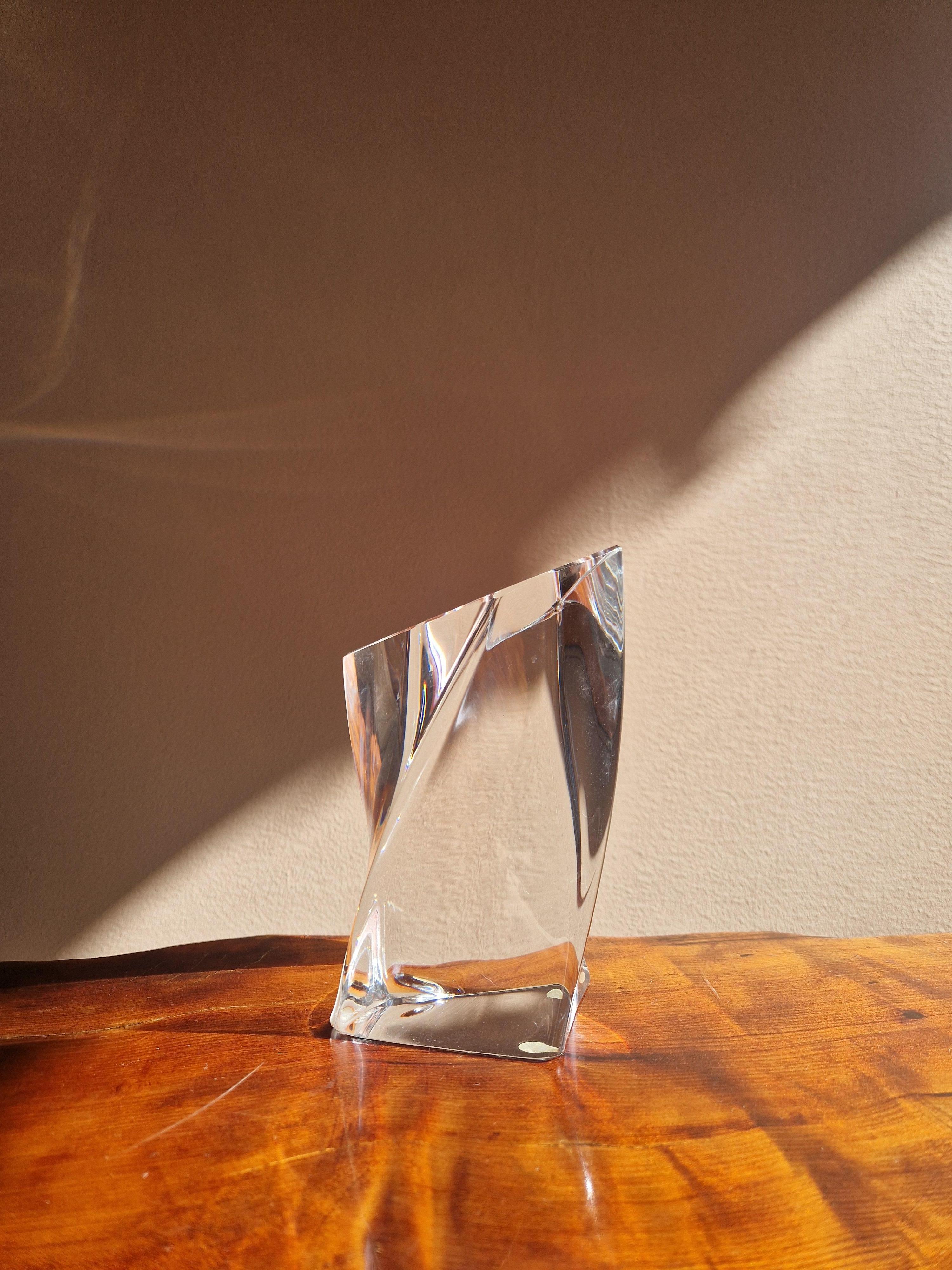 An asymmetrical sculpture in solid glass. Made by Göran Wärff for Kosta Boda.  Made in the later part of the 20th century. 
Heavy glass sculpture in the form of a twisted prism. Signed.
Good vintage condition.
Hight 17 cm.
Sides approximately 11 cm