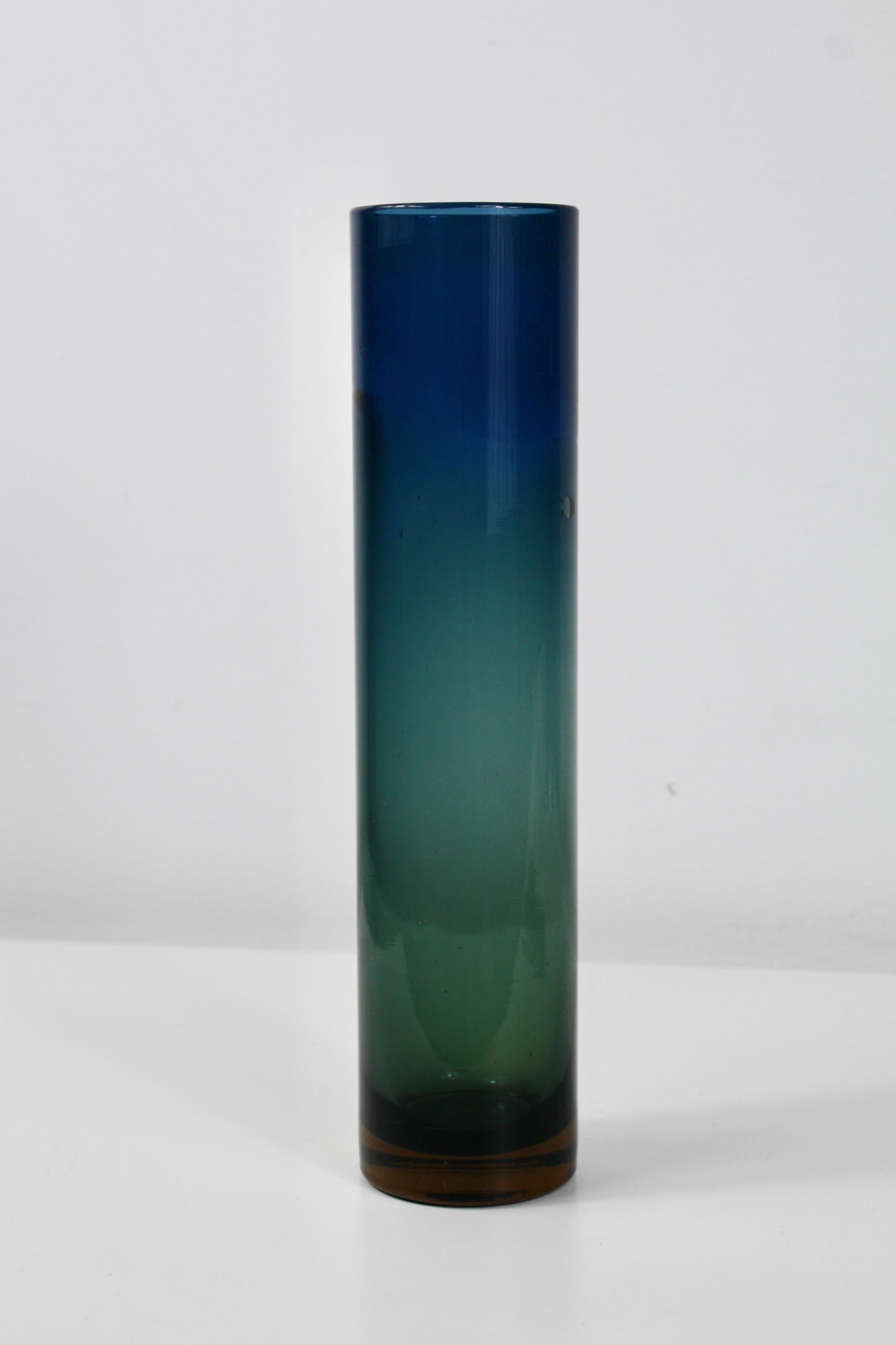 Un bellissimo e colorato vaso 'Tropico' in vetro artistico soffiato a bocca, degli anni '60, disegnato da Goran Warff per Pukeberg, Svezia. 
Un pezzo molto decorativo con una bella gradazione di colori che vanno dall'acquamarina, all'azzurro e
