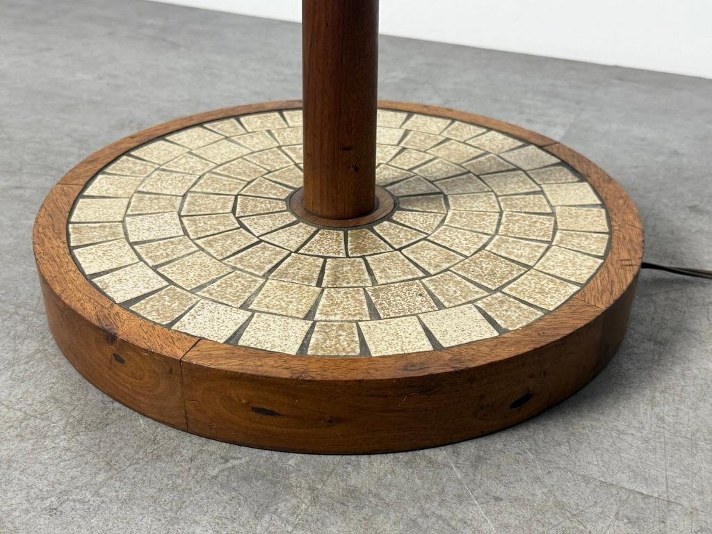 Gordon & Jane Martz Lampadaire à mosaïque de céramique en noyer Marshall Studios années 1950 en vente 6