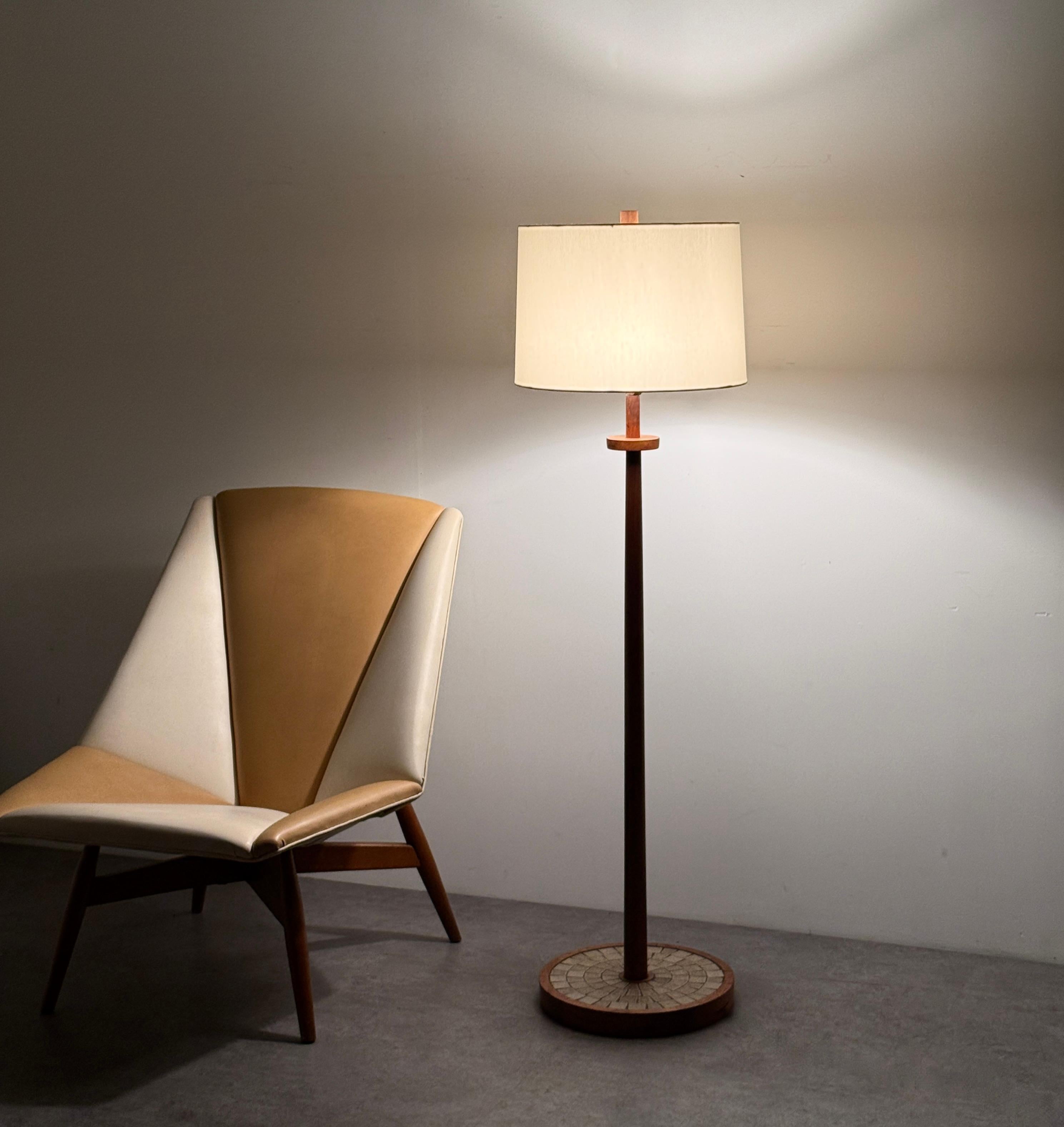 Lampadaire à base de mosaïque du milieu du siècle, conçu par Gordon et Jane Martz pour Marshall Studios, vers la fin des années 1950.

Le modèle WLI-35 a été introduit en 1957 et présente une base ronde en noyer avec une mosaïque de carreaux