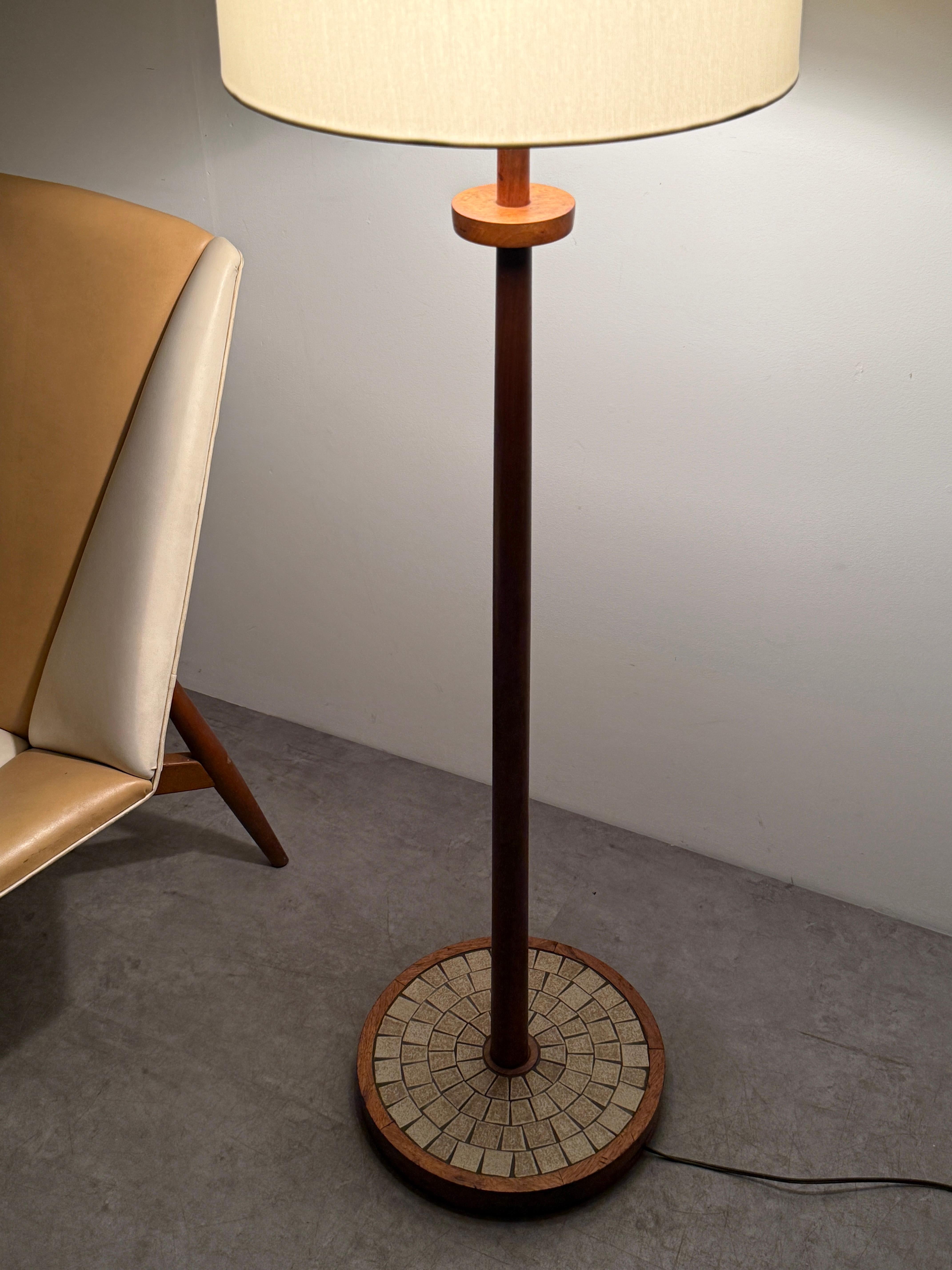 Mid-Century Modern Gordon & Jane Martz Lampadaire à mosaïque de céramique en noyer Marshall Studios années 1950 en vente
