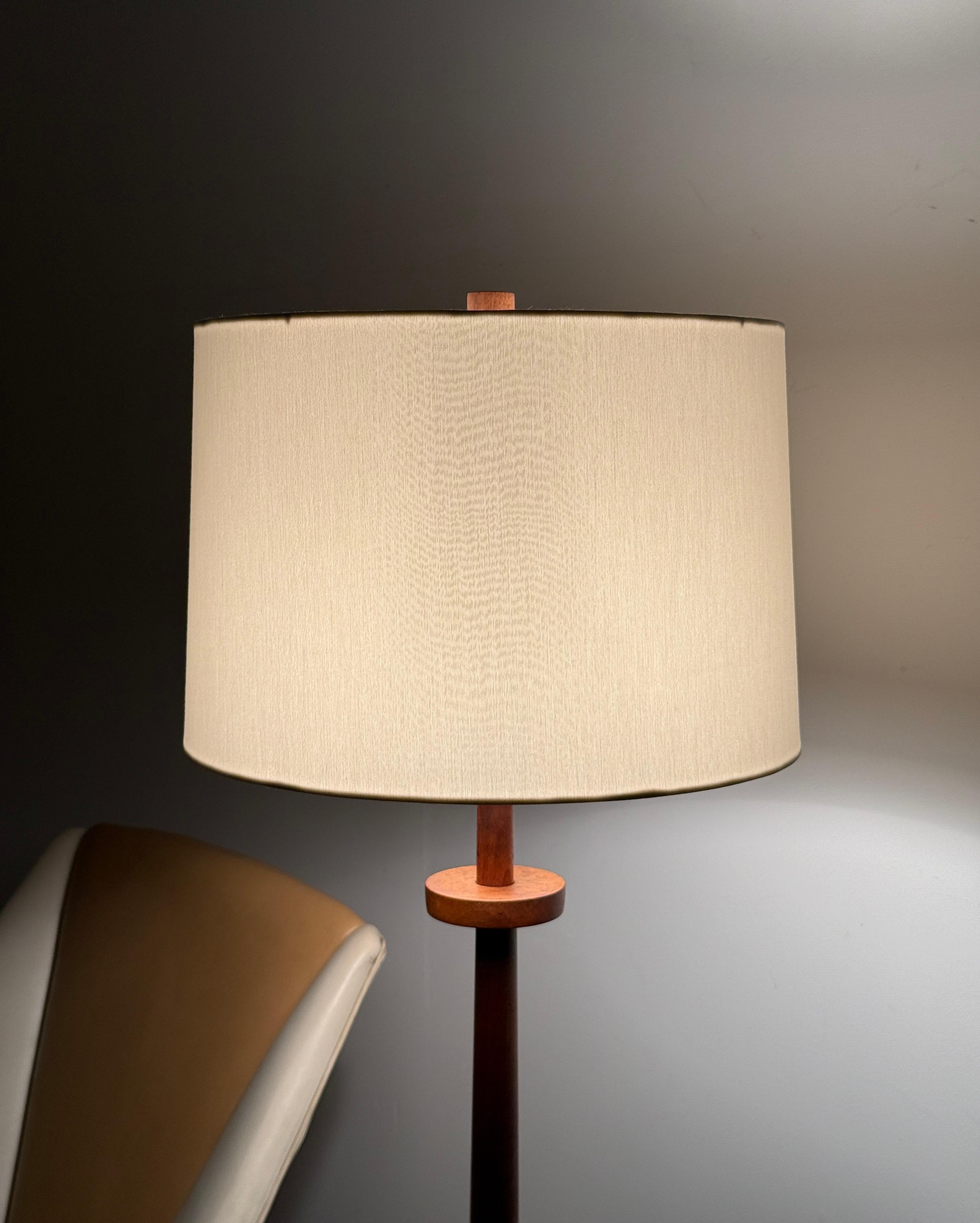 Américain Gordon & Jane Martz Lampadaire à mosaïque de céramique en noyer Marshall Studios années 1950 en vente