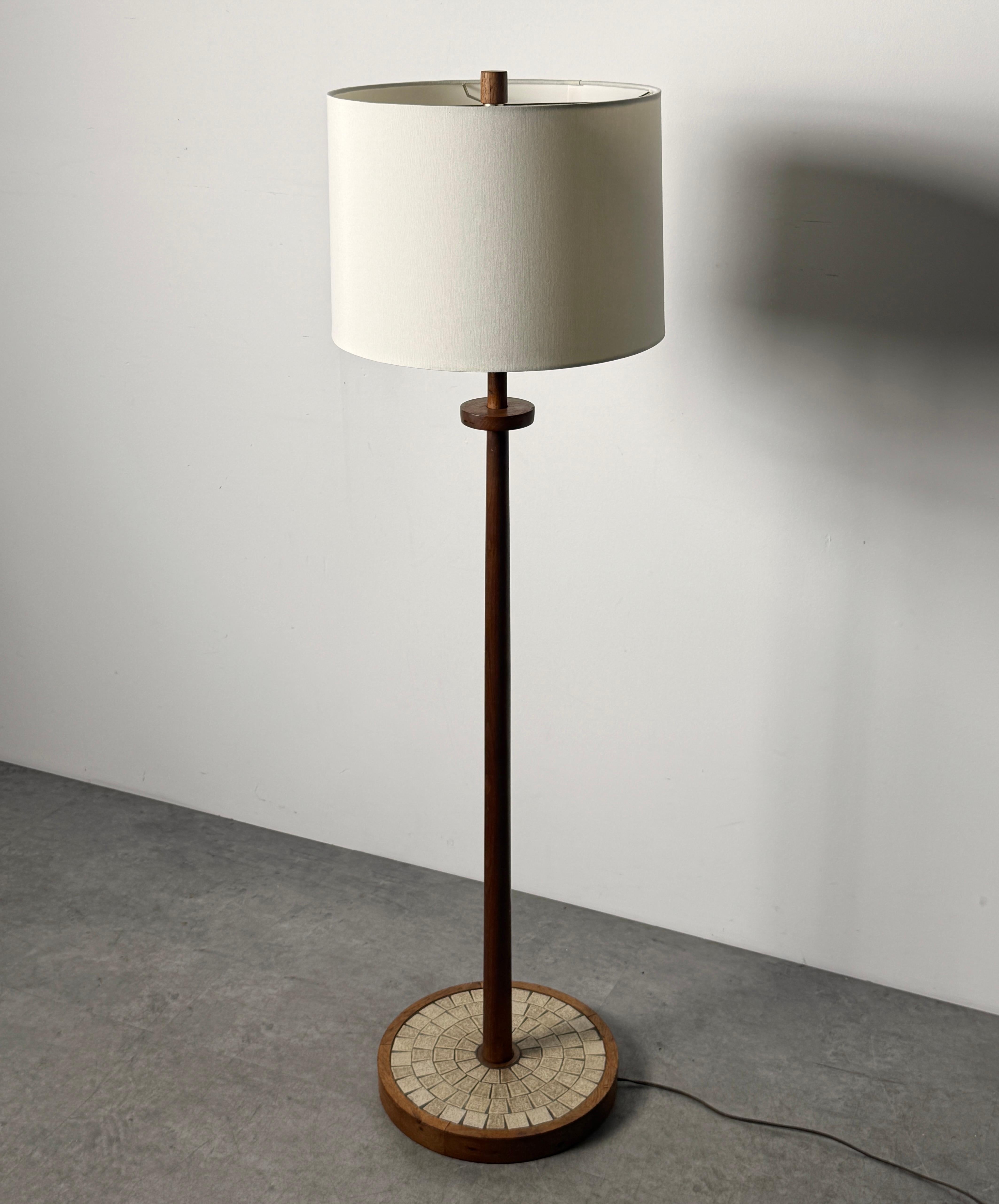 Gordon & Jane Martz Lampadaire à mosaïque de céramique en noyer Marshall Studios années 1950 Bon état - En vente à Troy, MI
