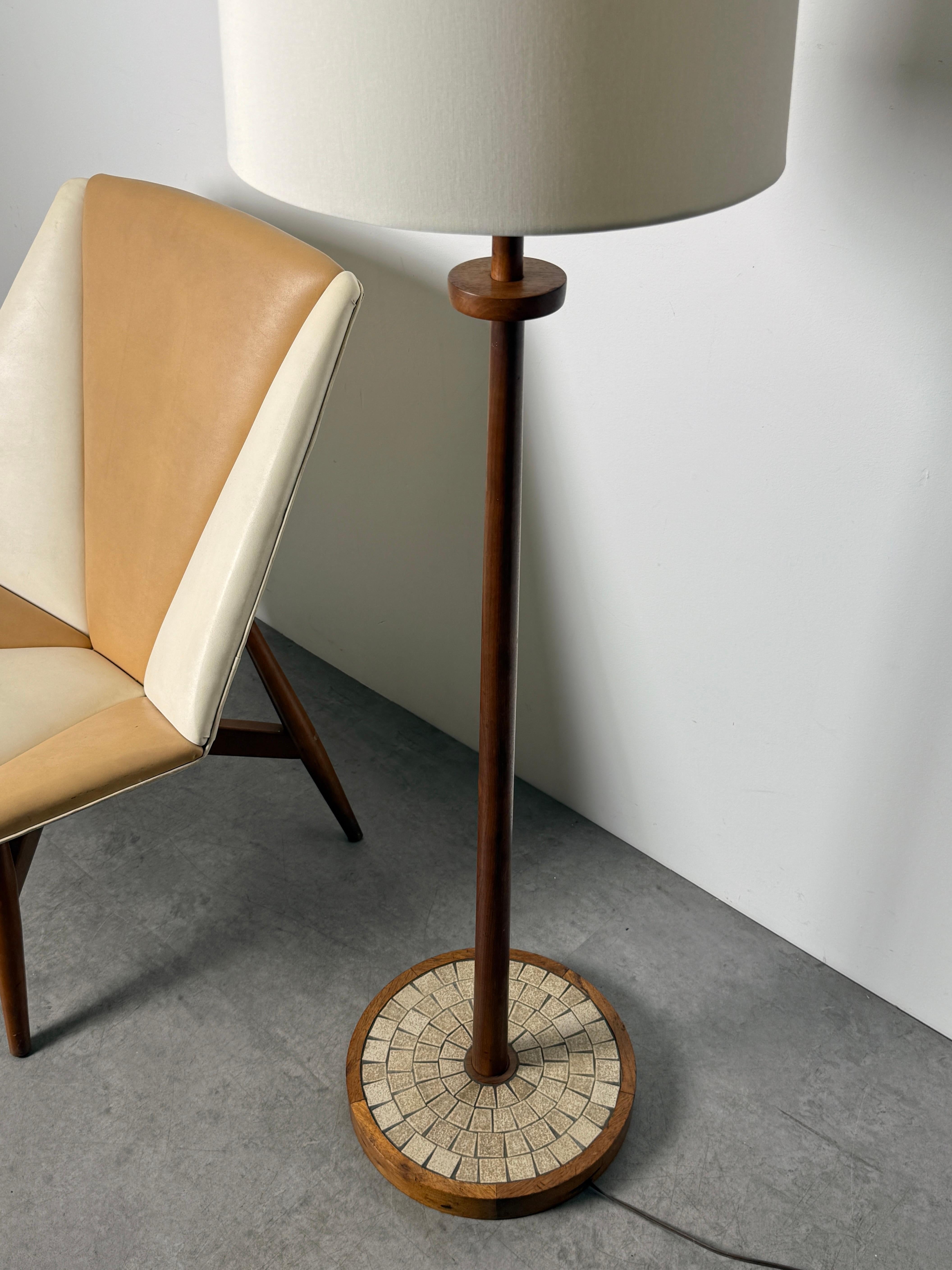 Milieu du XXe siècle Gordon & Jane Martz Lampadaire à mosaïque de céramique en noyer Marshall Studios années 1950 en vente