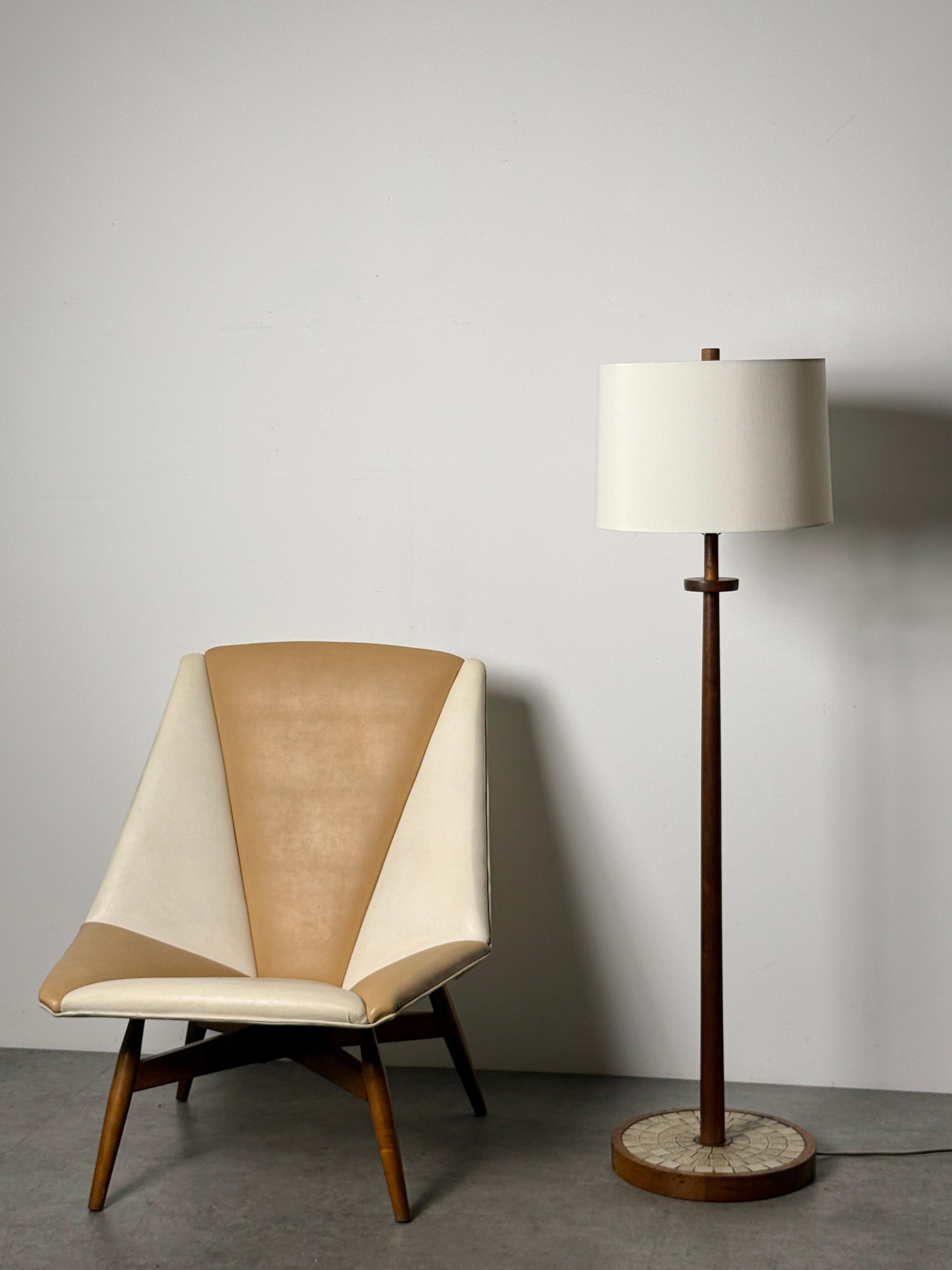 Gordon & Jane Martz Lampadaire à mosaïque de céramique en noyer Marshall Studios années 1950 en vente 1