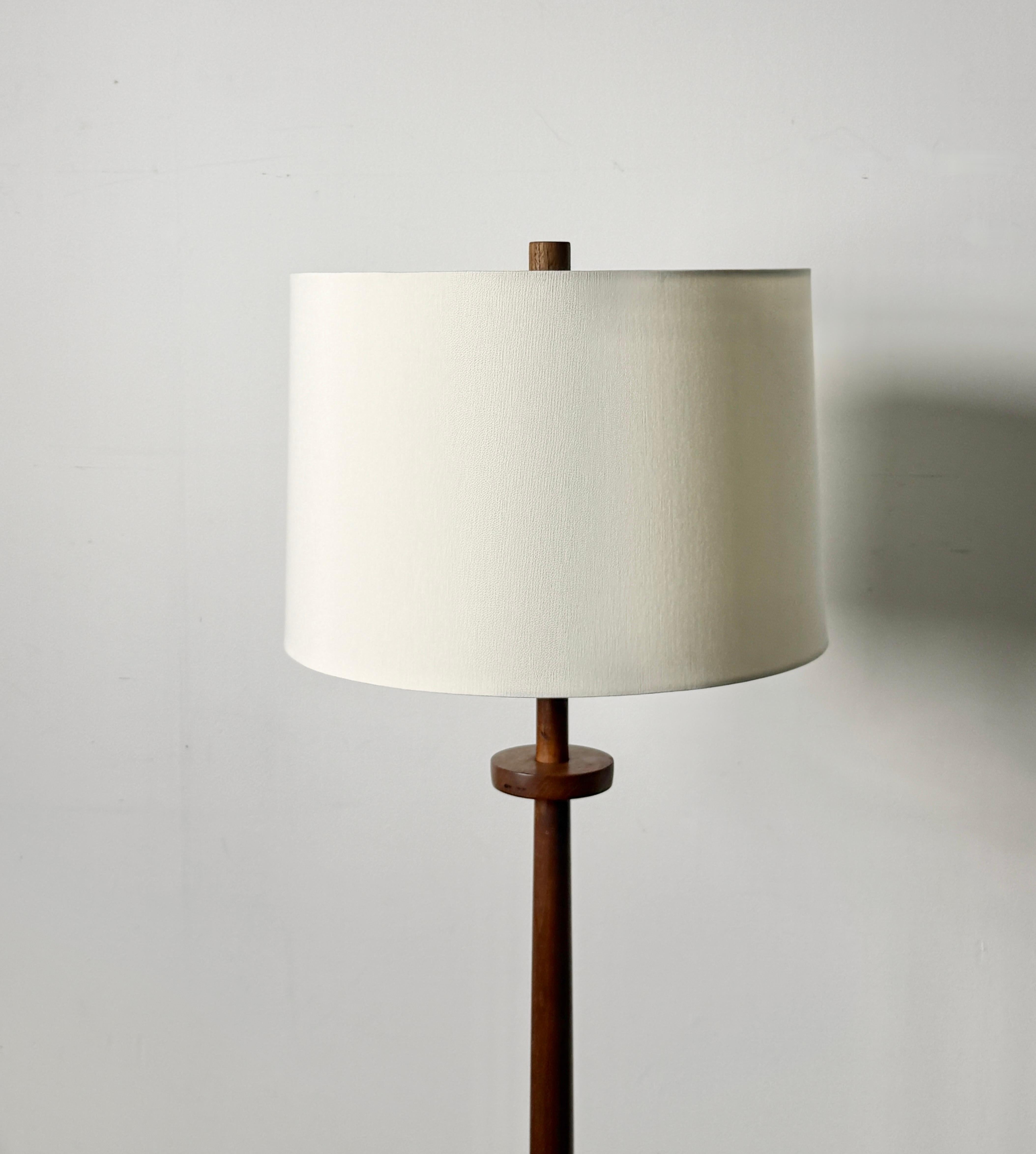 Gordon & Jane Martz Lampadaire à mosaïque de céramique en noyer Marshall Studios années 1950 en vente 2