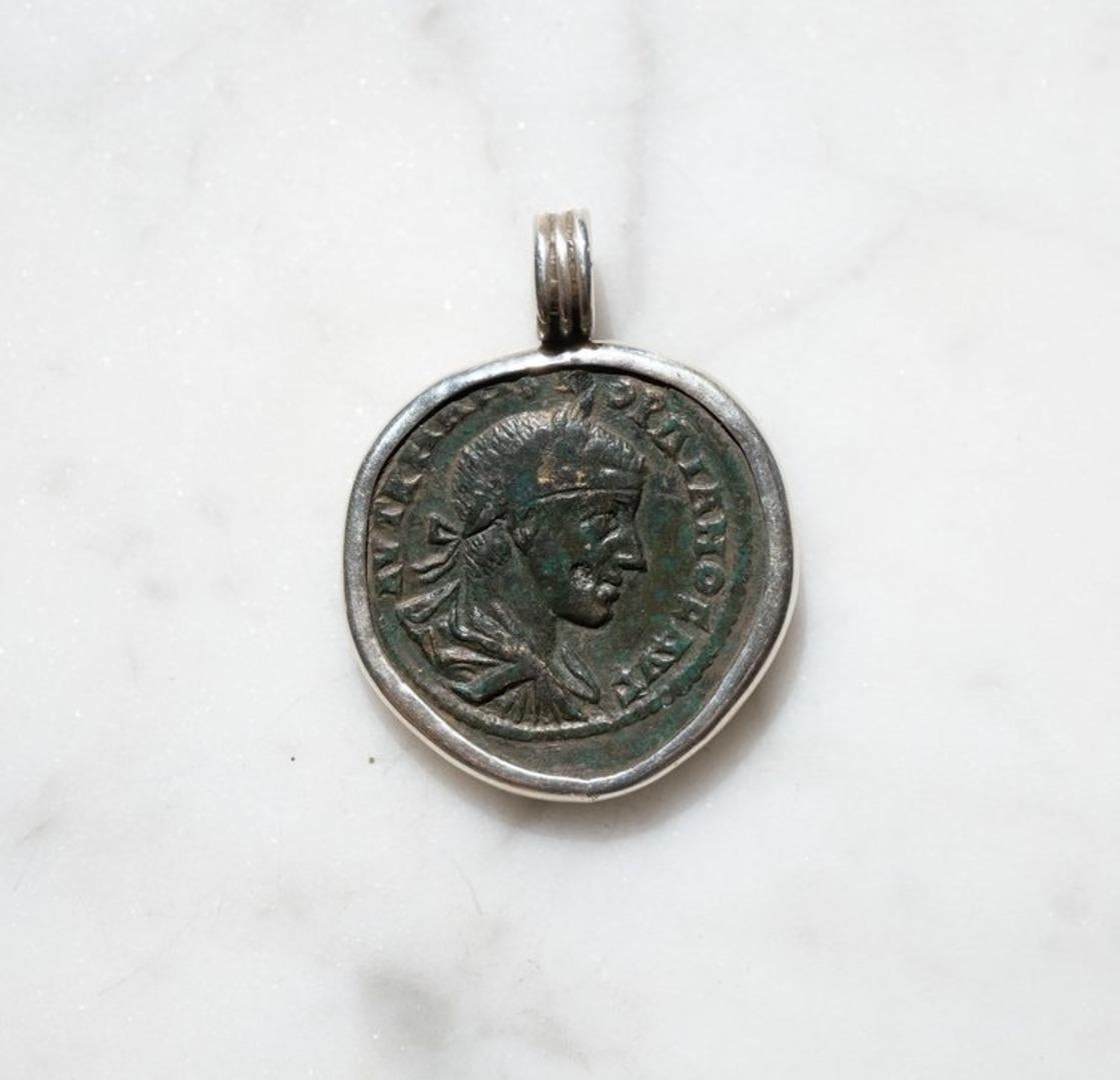 Splendido sesterzio romano di grandi dimensioni del III secolo ADS. Questa moneta presenta una bella tonalità e una patina scura. L'ho acquistata da uno dei principali commercianti di monete antiche della Gran Bretagna.

Per apprezzare le dimensioni