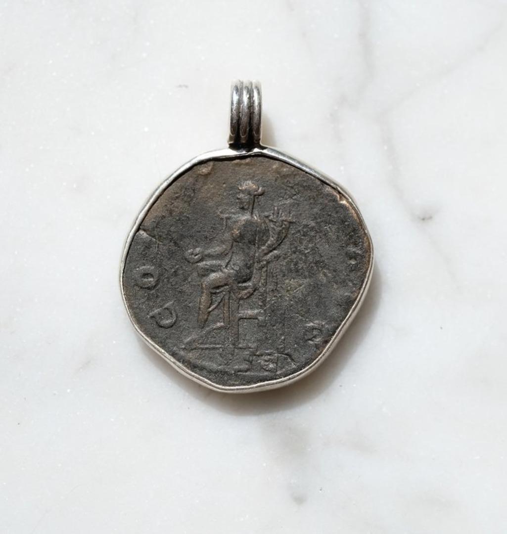 Splendido sesterzio romano di grandi dimensioni del III secolo ADS. Questa moneta presenta una bella tonalità e una patina scura. L'ho acquistata da uno dei principali commercianti di monete antiche della Gran Bretagna.

Per apprezzare le dimensioni