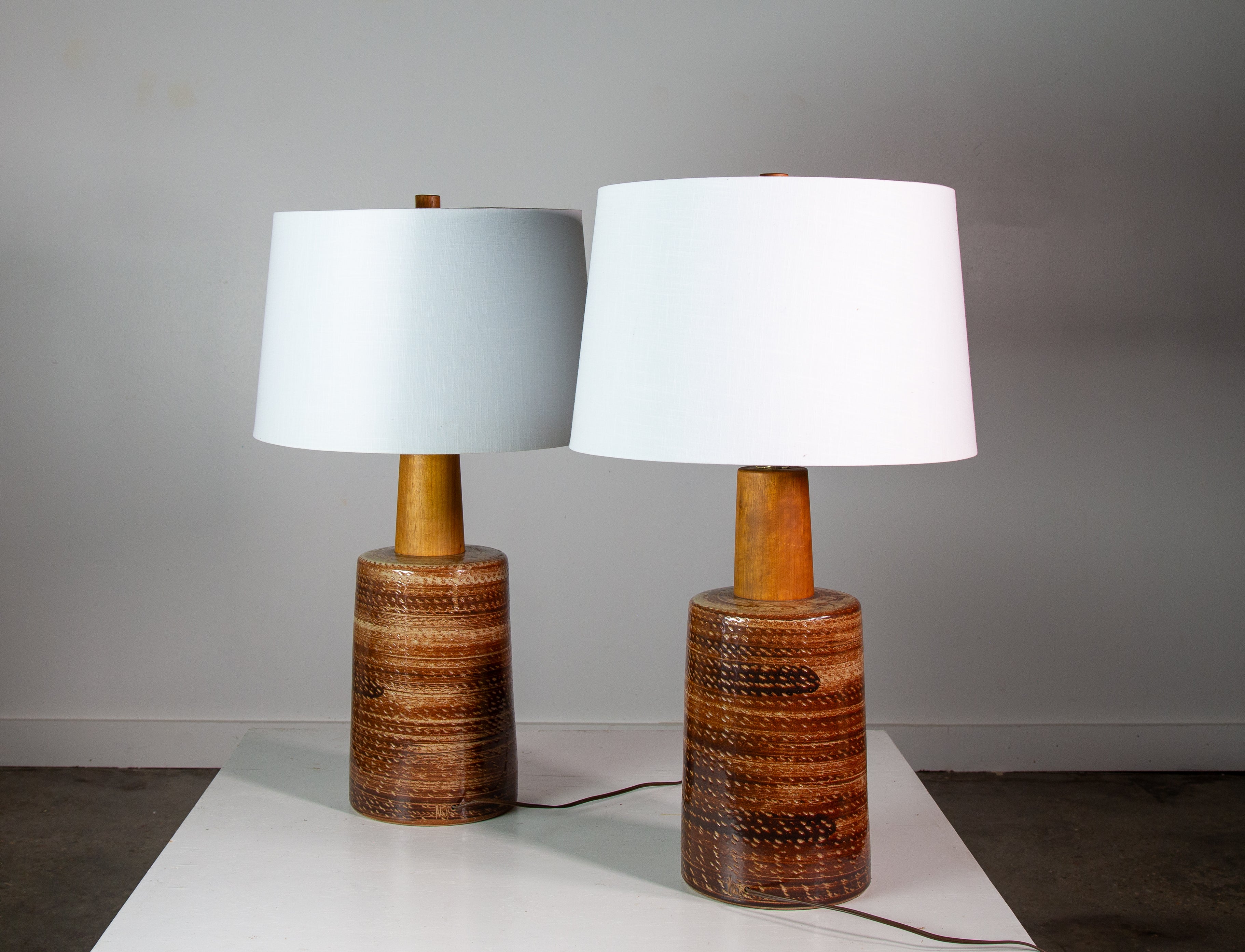 Eine Lampe mit hohem Sammlerwert aus den 1960er Jahren, entworfen von Jane und Gordon Martz von Marshall Studios in Veedersburg, Indiana. Diese Lampen sind sehr begehrt und tauchen in Designs auf der ganzen Welt auf. Diese Lampen sind eine Mischung