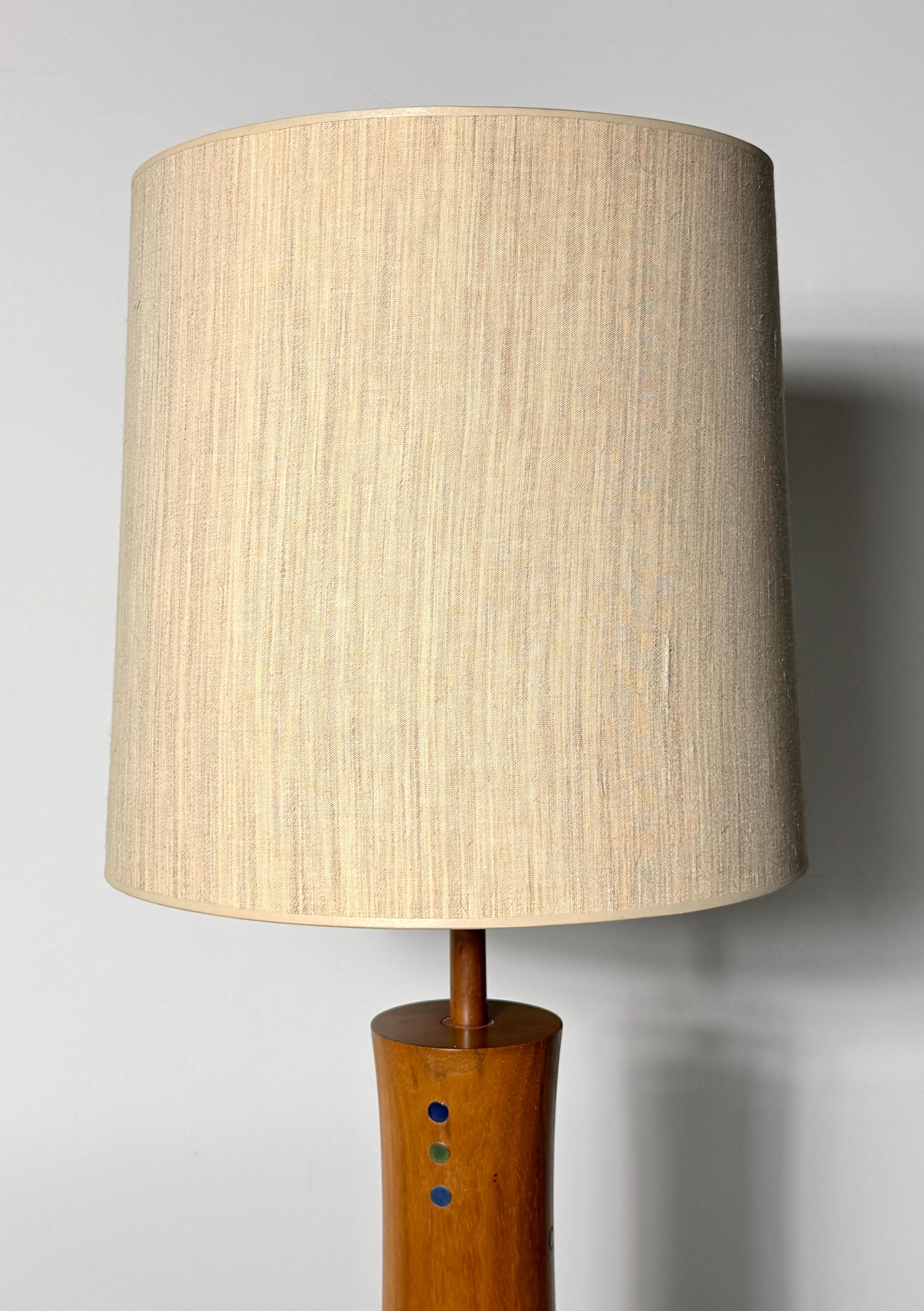 Gordon & Jane Martz Lámpara de mesa de cerámica con incrustaciones de nogal Marshall Studios Años 60 en venta 2