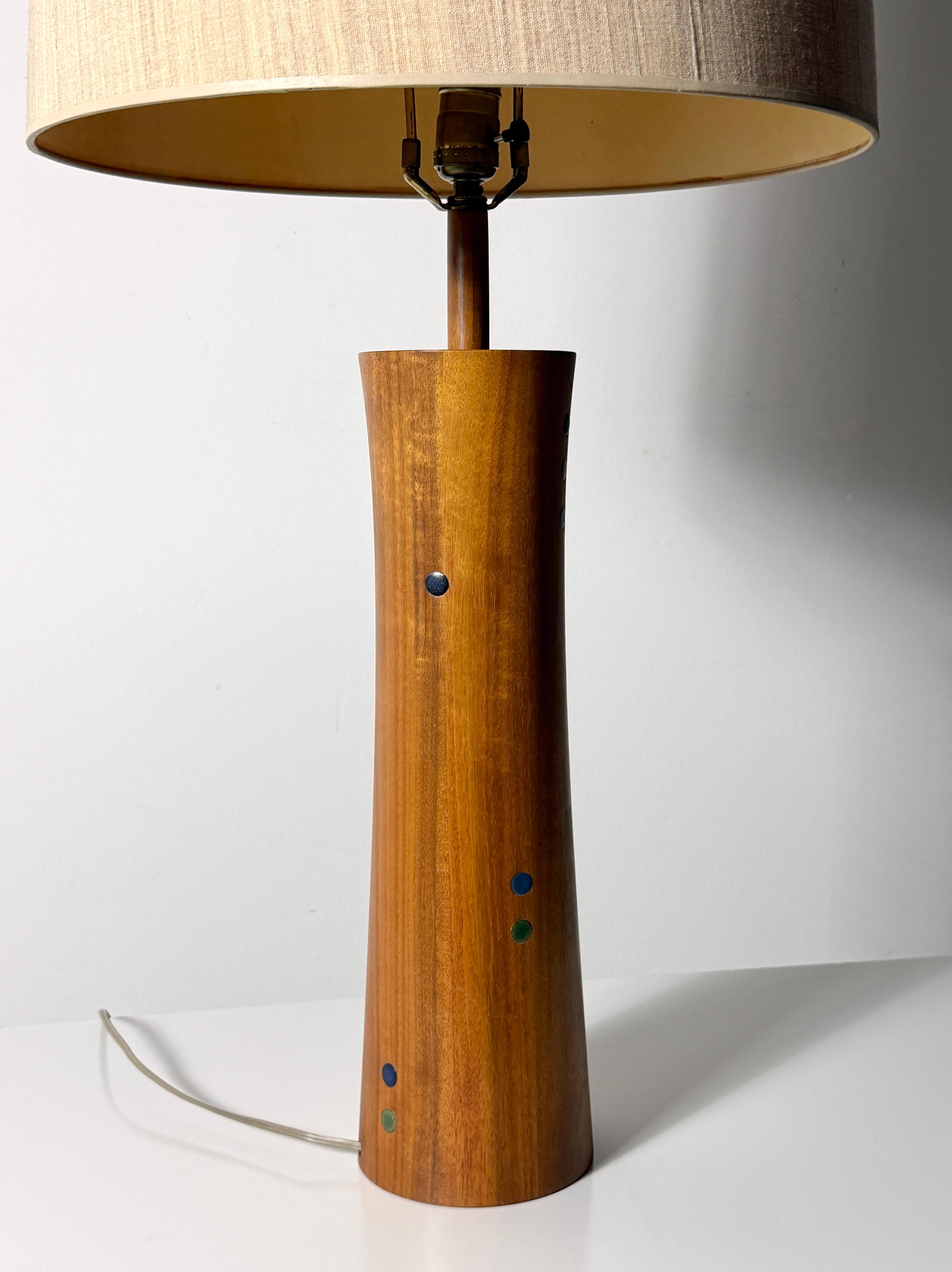 Gordon & Jane Martz Lámpara de mesa de cerámica con incrustaciones de nogal Marshall Studios Años 60 en venta 5