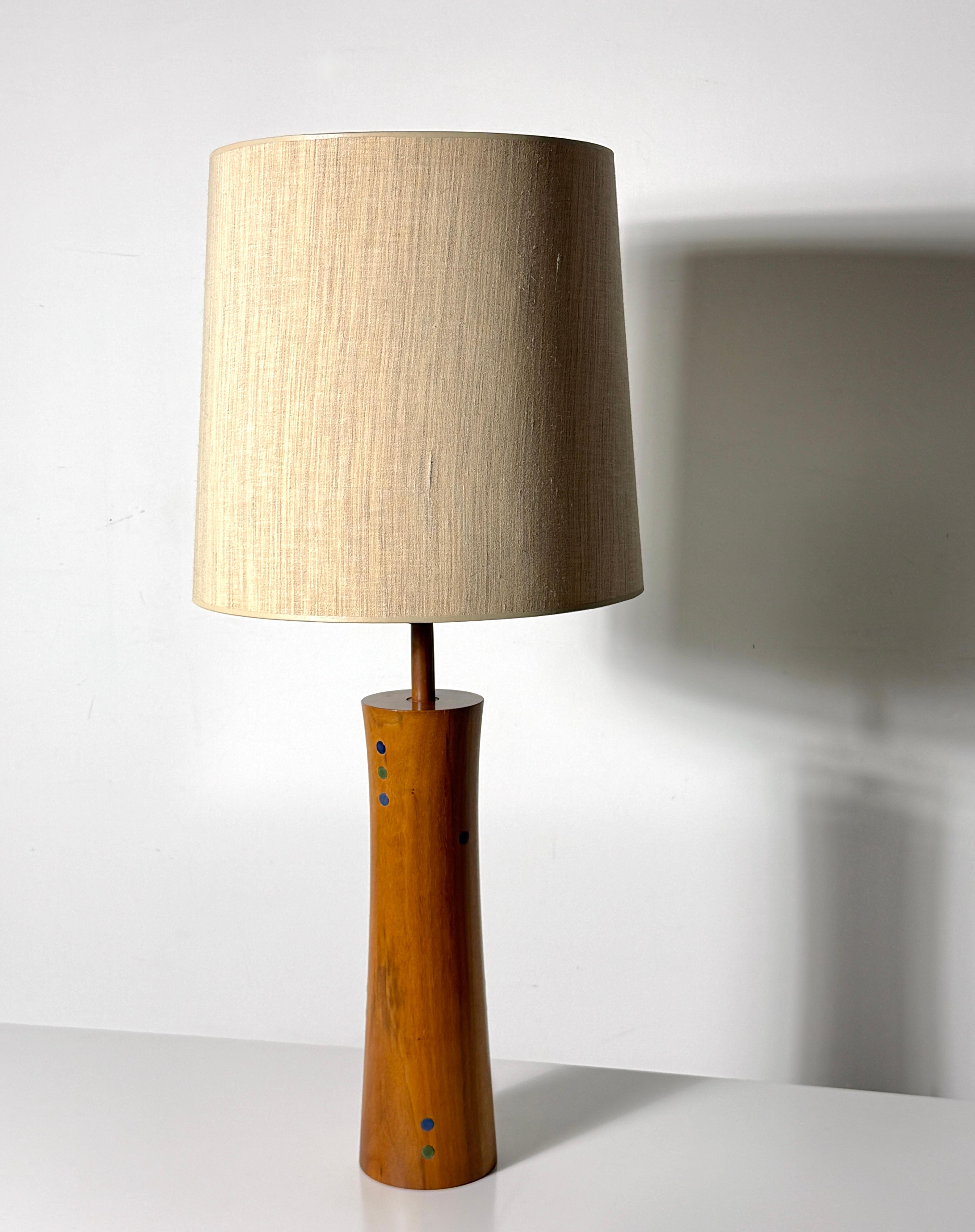 Lámpara de mesa de nogal torneado e incrustaciones de cerámica de Gordon & Jane Martz
Marshall Studios 
EE.UU. circa 1960's

El modelo WL6-11-30-35 se introdujo a principios de la década de 1960 y tiene una base maciza torneada de nogal con