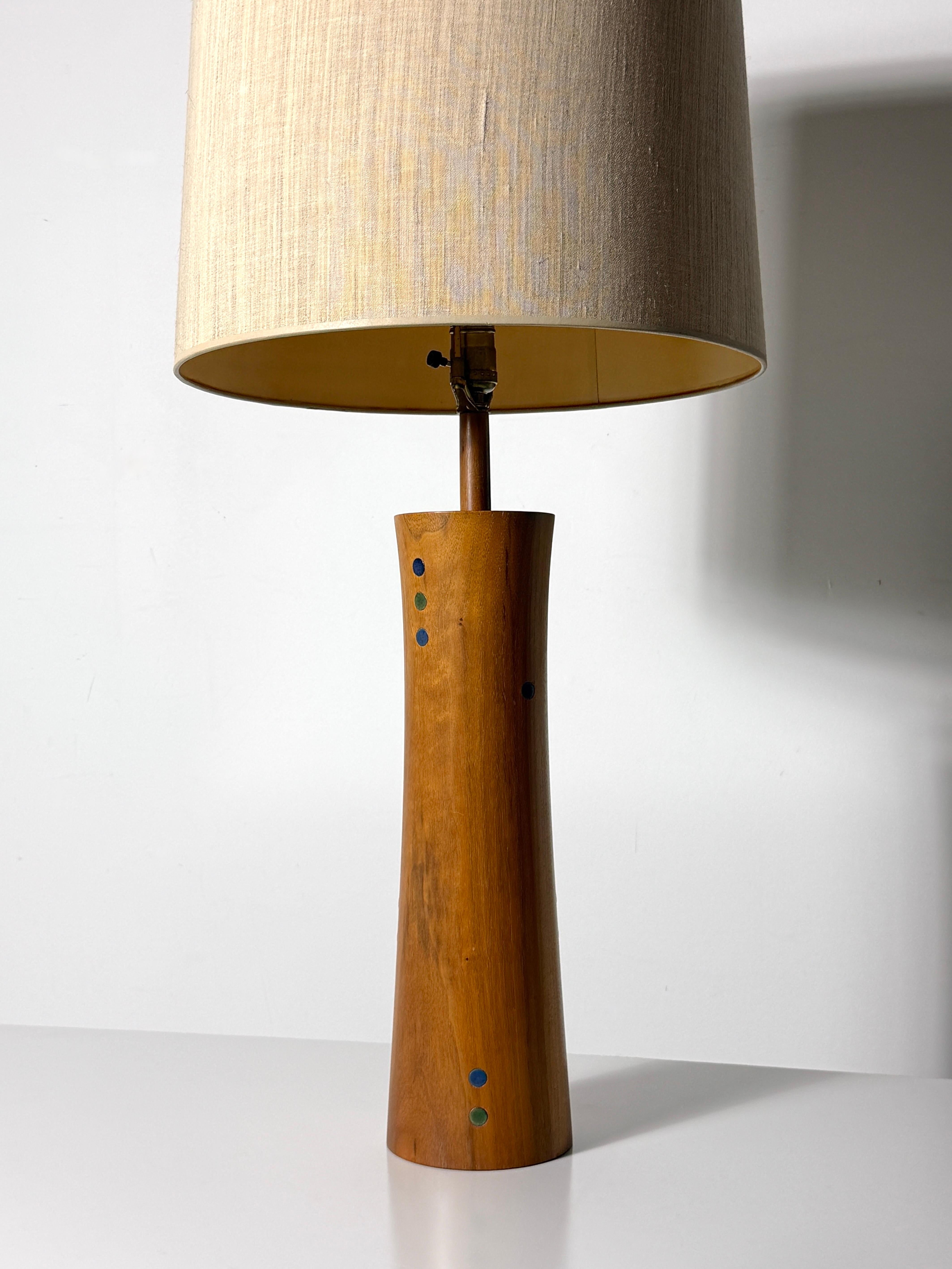 Gordon & Jane Martz Lámpara de mesa de cerámica con incrustaciones de nogal Marshall Studios Años 60 Moderno de mediados de siglo en venta