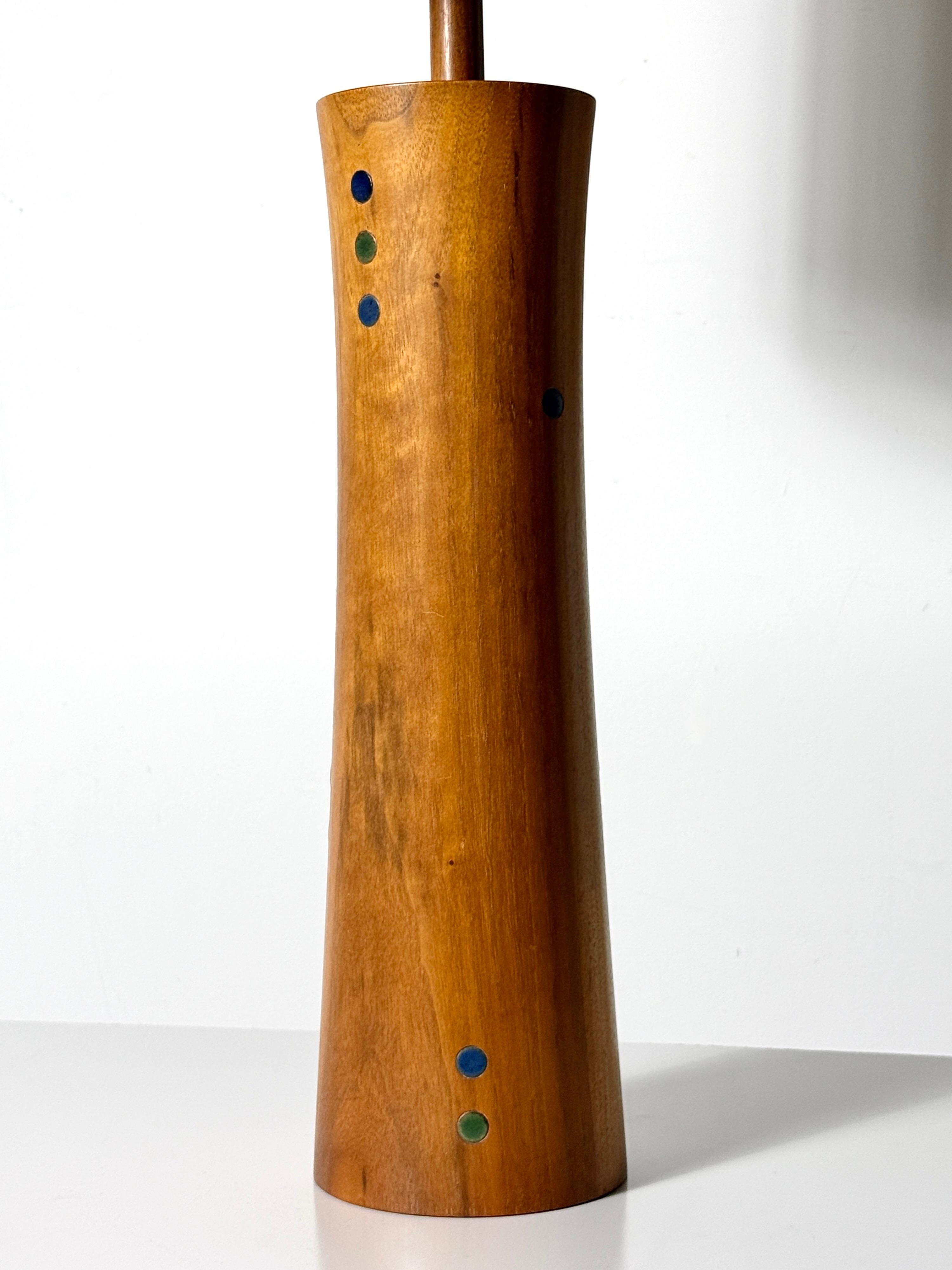 Gordon & Jane Martz Lámpara de mesa de cerámica con incrustaciones de nogal Marshall Studios Años 60 Estadounidense en venta