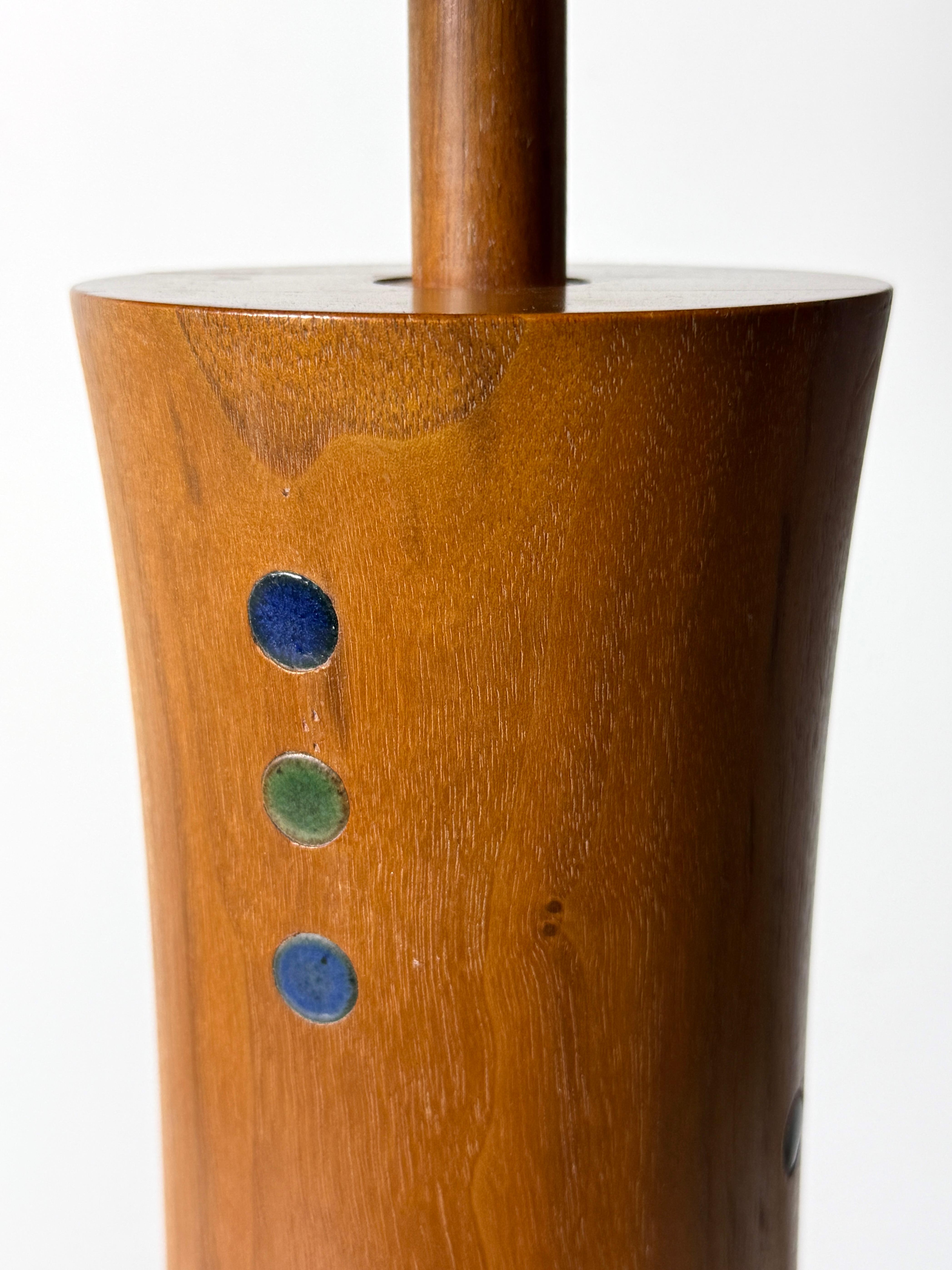 Gordon & Jane Martz Lámpara de mesa de cerámica con incrustaciones de nogal Marshall Studios Años 60 Incrustación en venta