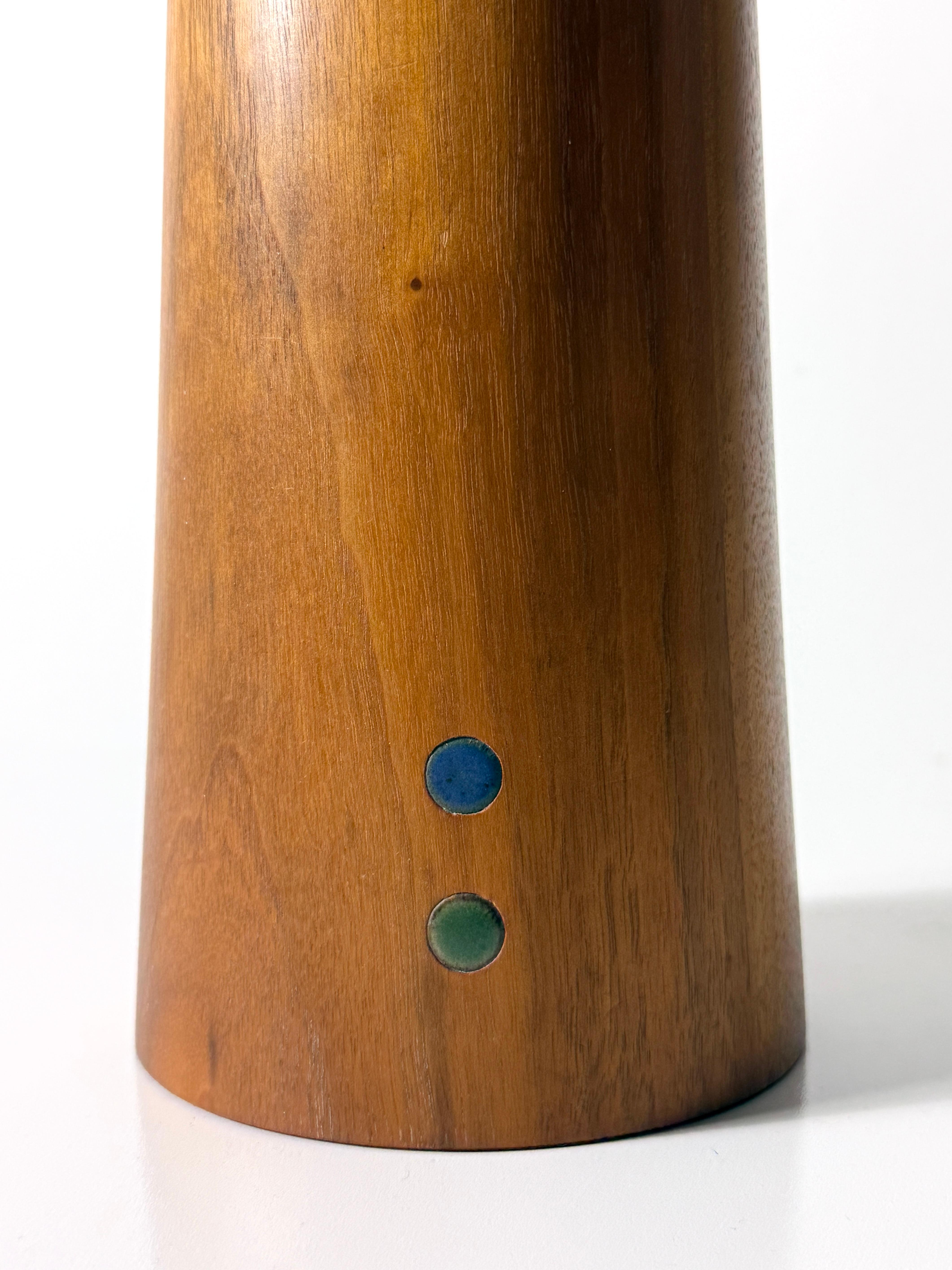 Gordon & Jane Martz Lámpara de mesa de cerámica con incrustaciones de nogal Marshall Studios Años 60 en Bueno estado para la venta en Troy, MI