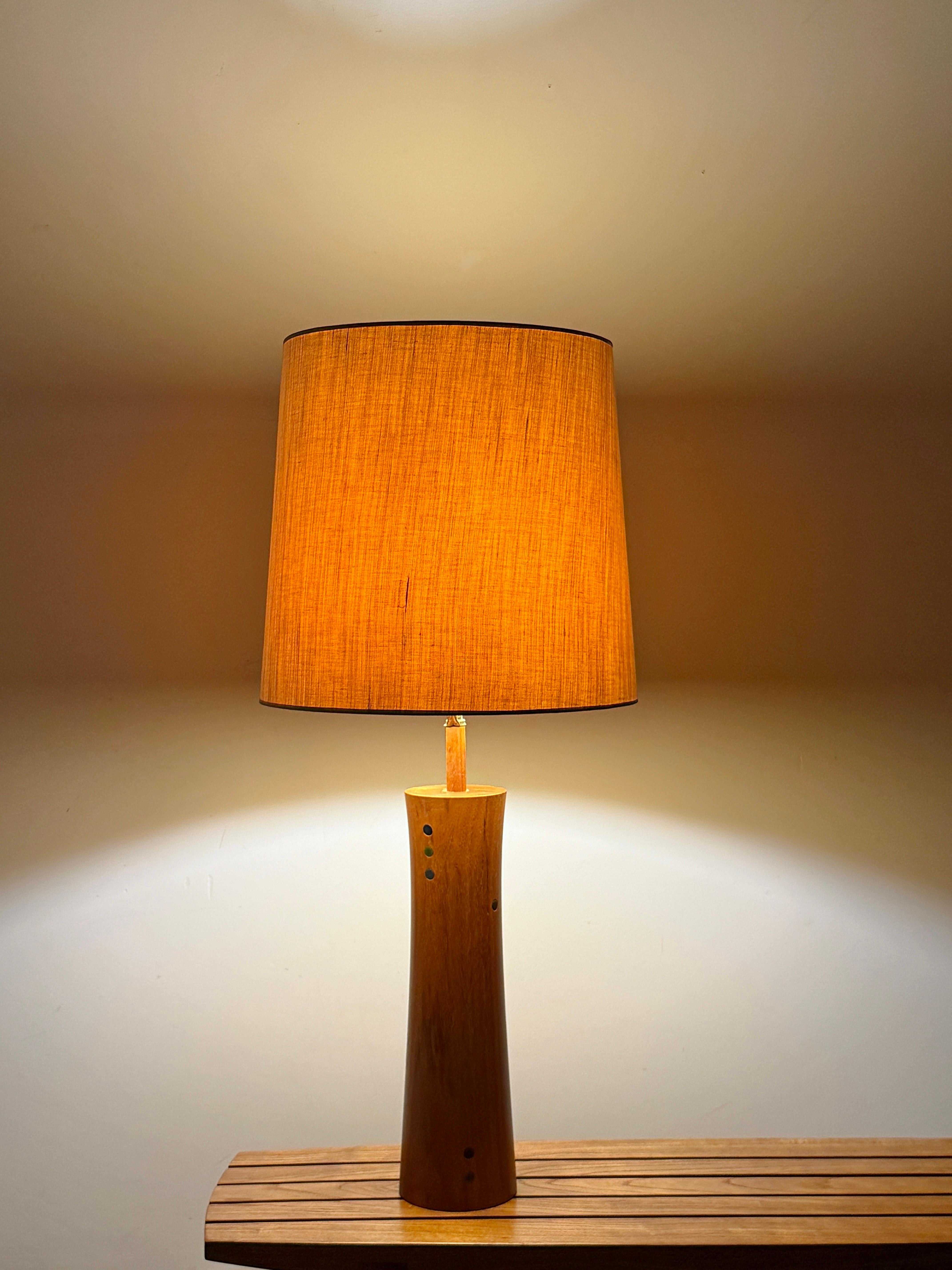 Gordon & Jane Martz Lámpara de mesa de cerámica con incrustaciones de nogal Marshall Studios Años 60 siglo XX en venta