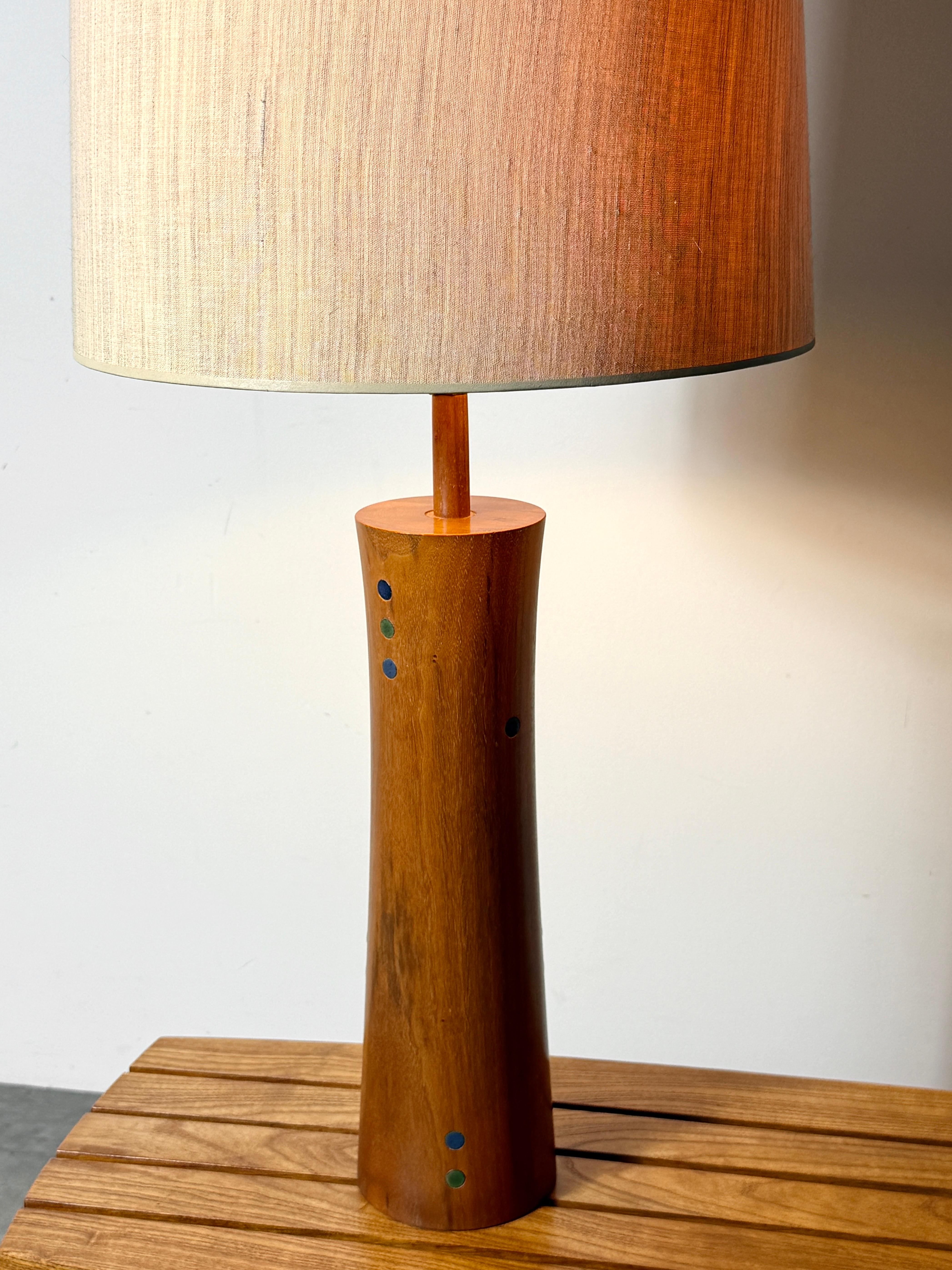 Gordon & Jane Martz Lámpara de mesa de cerámica con incrustaciones de nogal Marshall Studios Años 60 Cerámico en venta