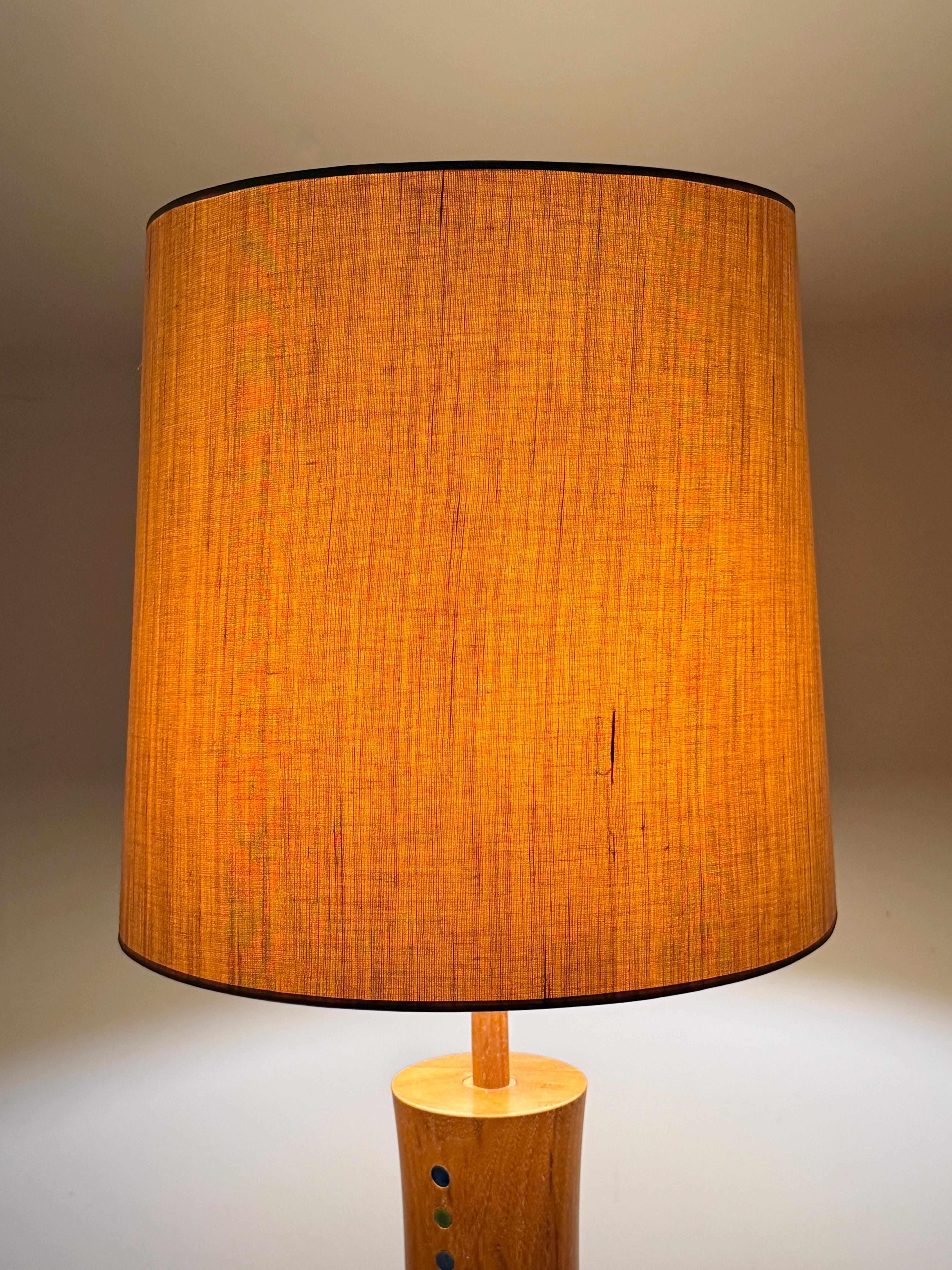 Gordon & Jane Martz Lámpara de mesa de cerámica con incrustaciones de nogal Marshall Studios Años 60 en venta 1