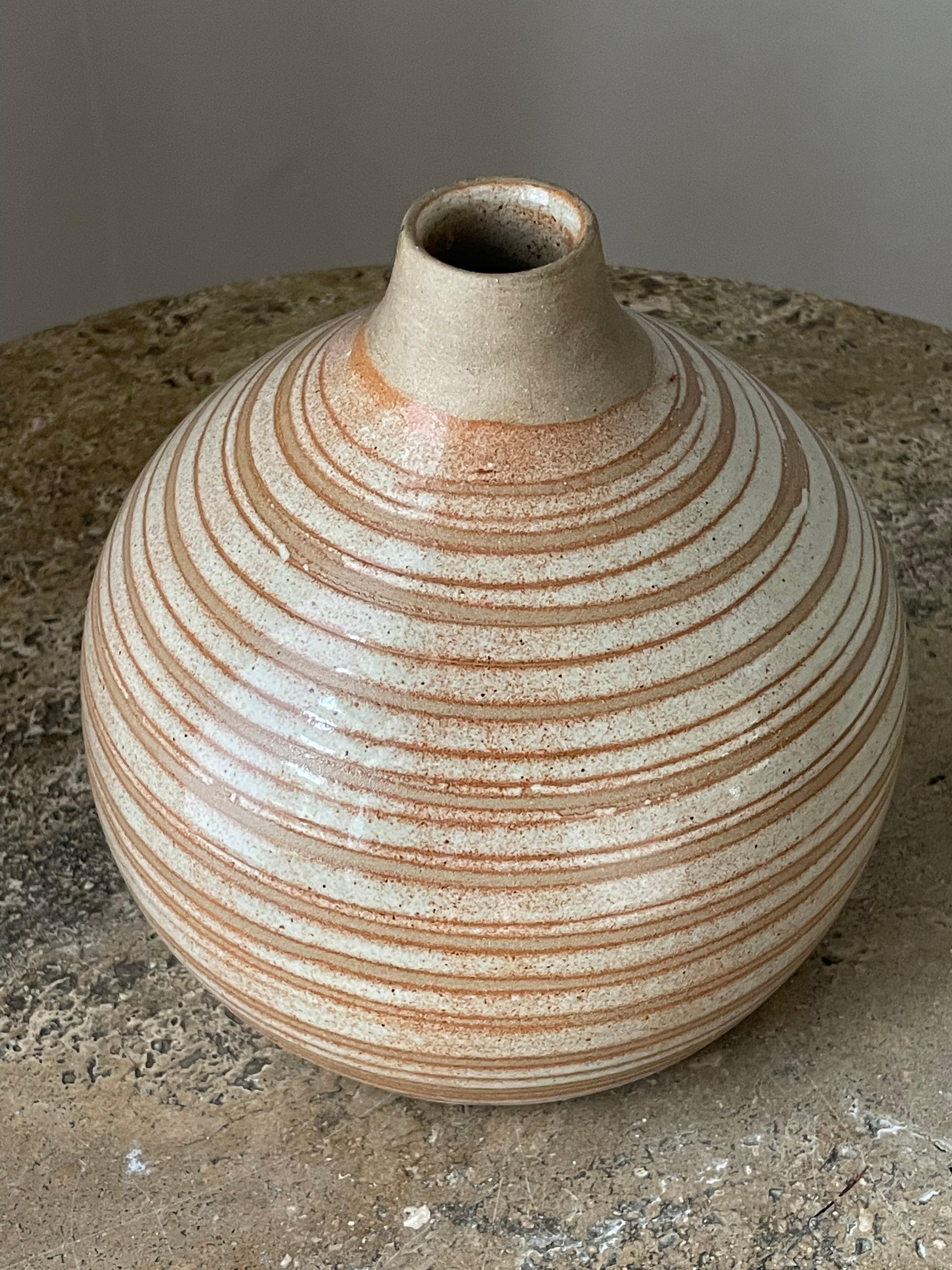 Un grand vase rond conçu par Jane et Gordon Martz pour les studios Marshall. Célèbre pour ses lampes de table en céramique très recherchées, cette collection propose un vase en céramique. Merveilleuse palette de couleurs rose/ blush/ tan. Très bon