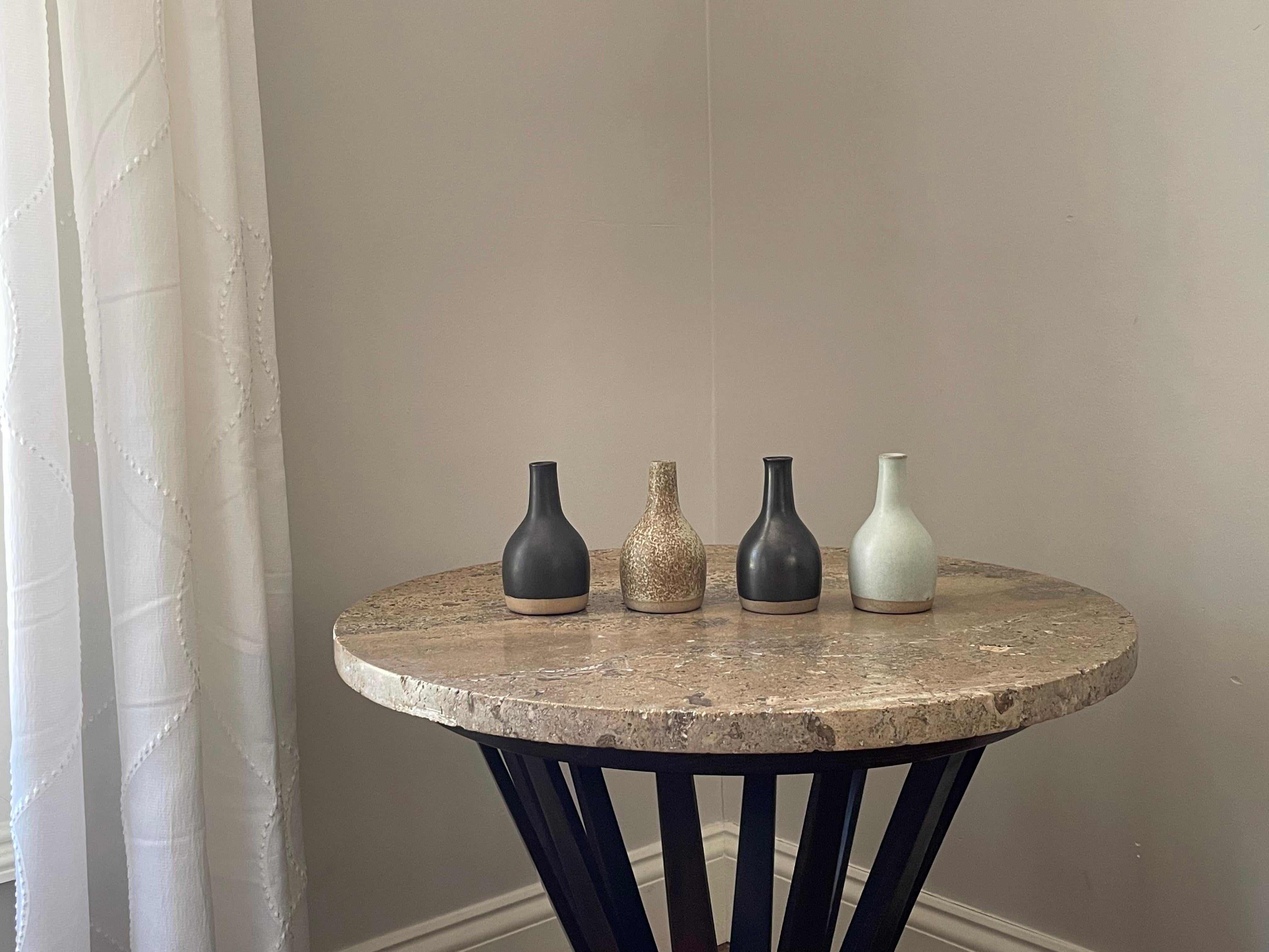 Una collezione di quattro piccoli vasi disegnati da Jane & Jane Martz per Marshall Studios. Famosi per le loro lampade, Jane e Gordon progettarono molti altri oggetti in ceramica per la casa.
