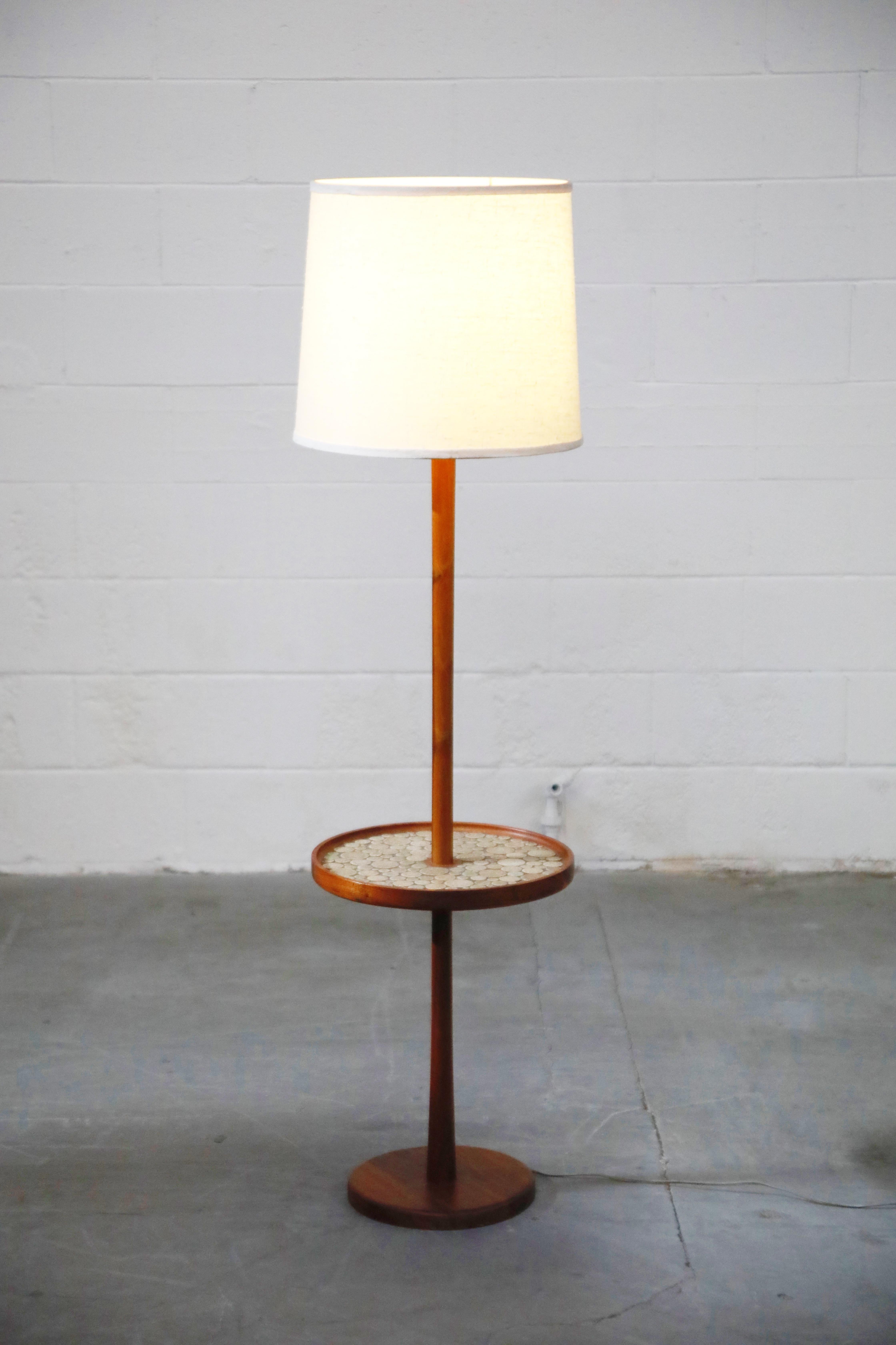 This classy floor lamp with built-in side table by Gordon and Jane Martz for Marshall Studios is in incredible original vintage condition with a beautiful light patina. The built-in round side table is covered in round white and light colored