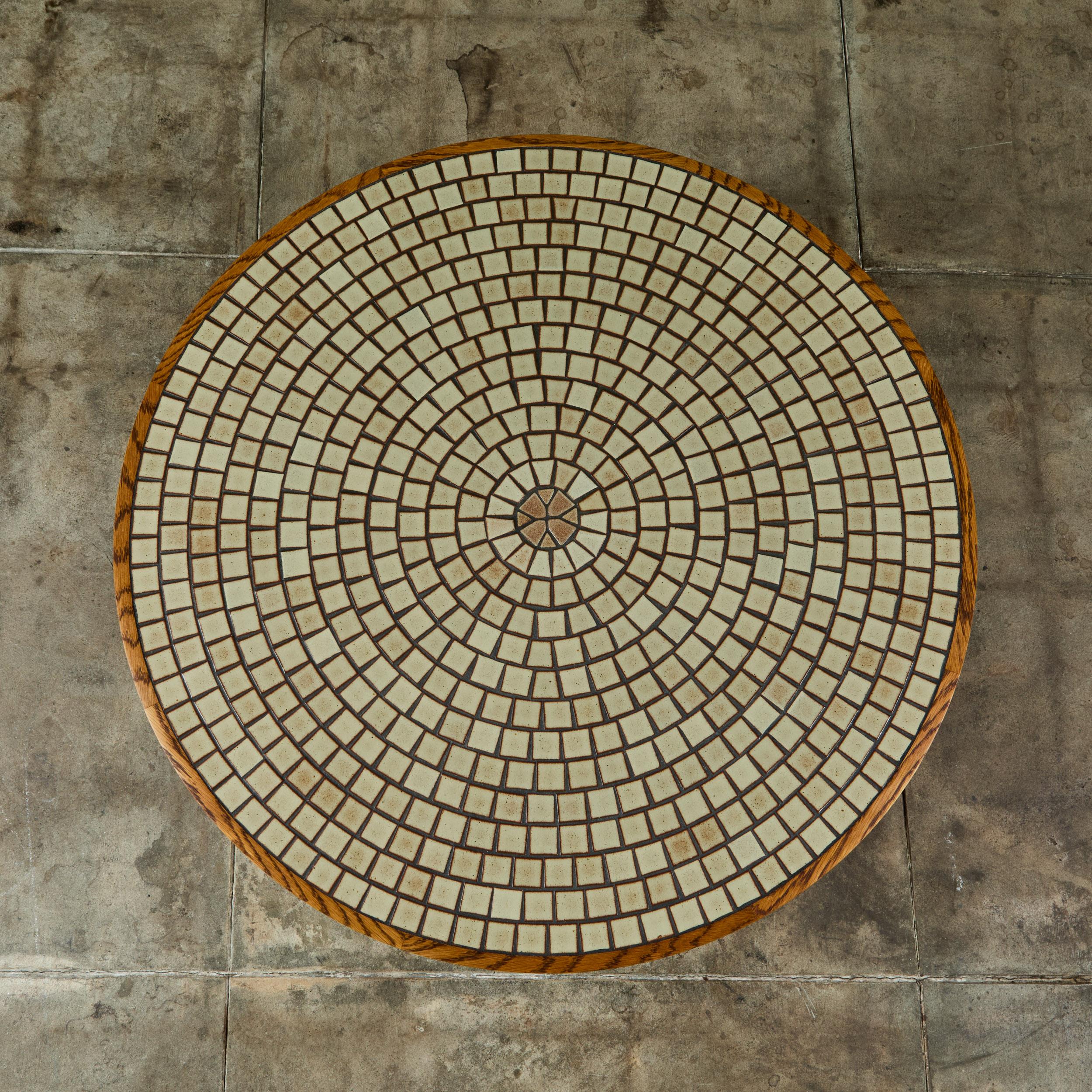 Metà XX secolo Gordon & Jane Martz Tavolino rotondo in Oak con piastrelle a mosaico in vendita