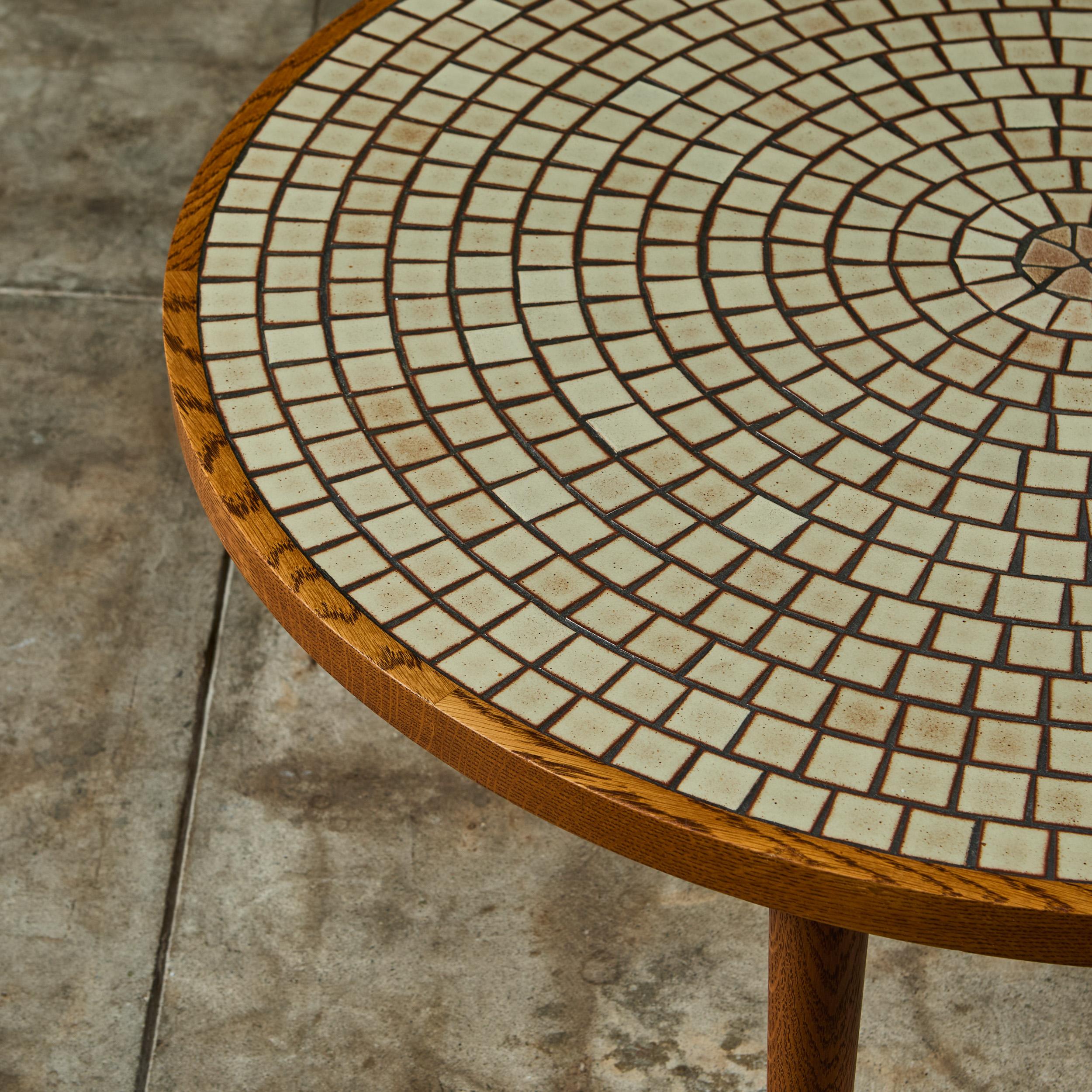 Gordon & Jane Martz Tavolino rotondo in Oak con piastrelle a mosaico in vendita 1