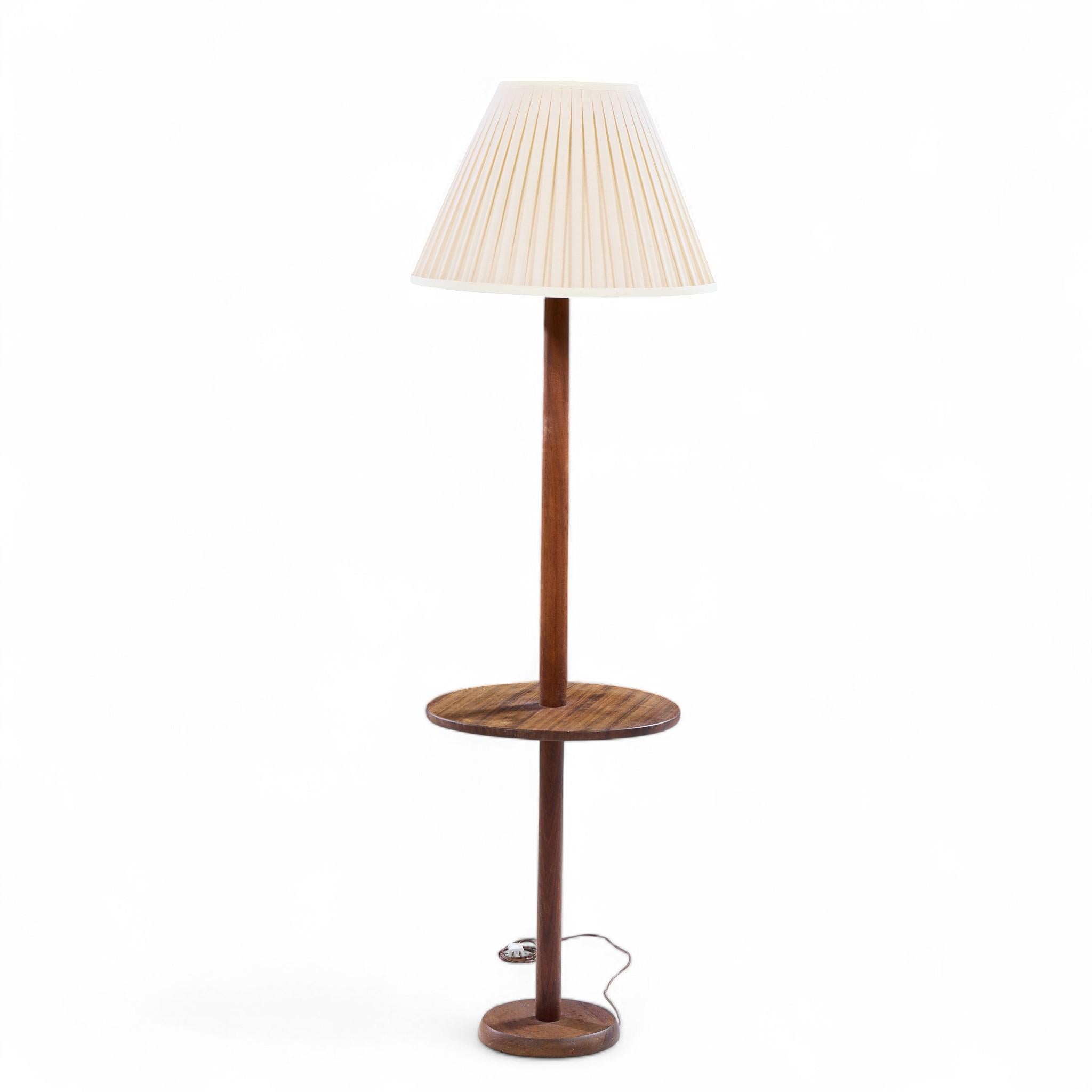 Mid-Century Modern Gordon and Jane Martz Style Mid Century Walnut Floor Lamp Table en vente