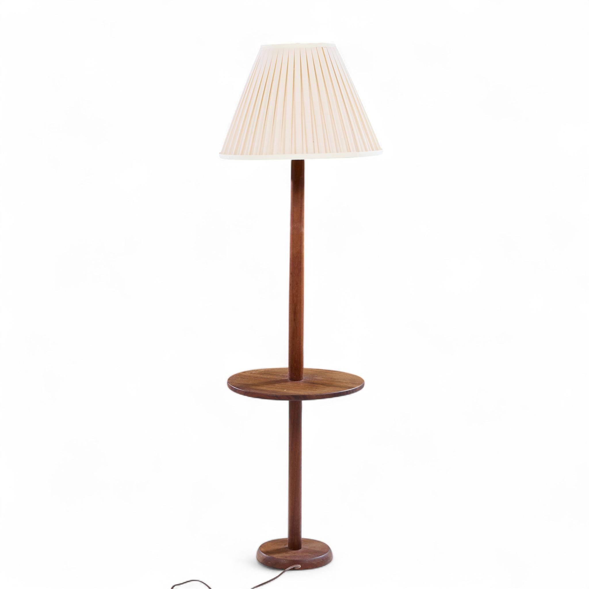 Gordon and Jane Martz Style Mid Century Walnut Floor Lamp Table Bon état - En vente à Franklin Park, IL