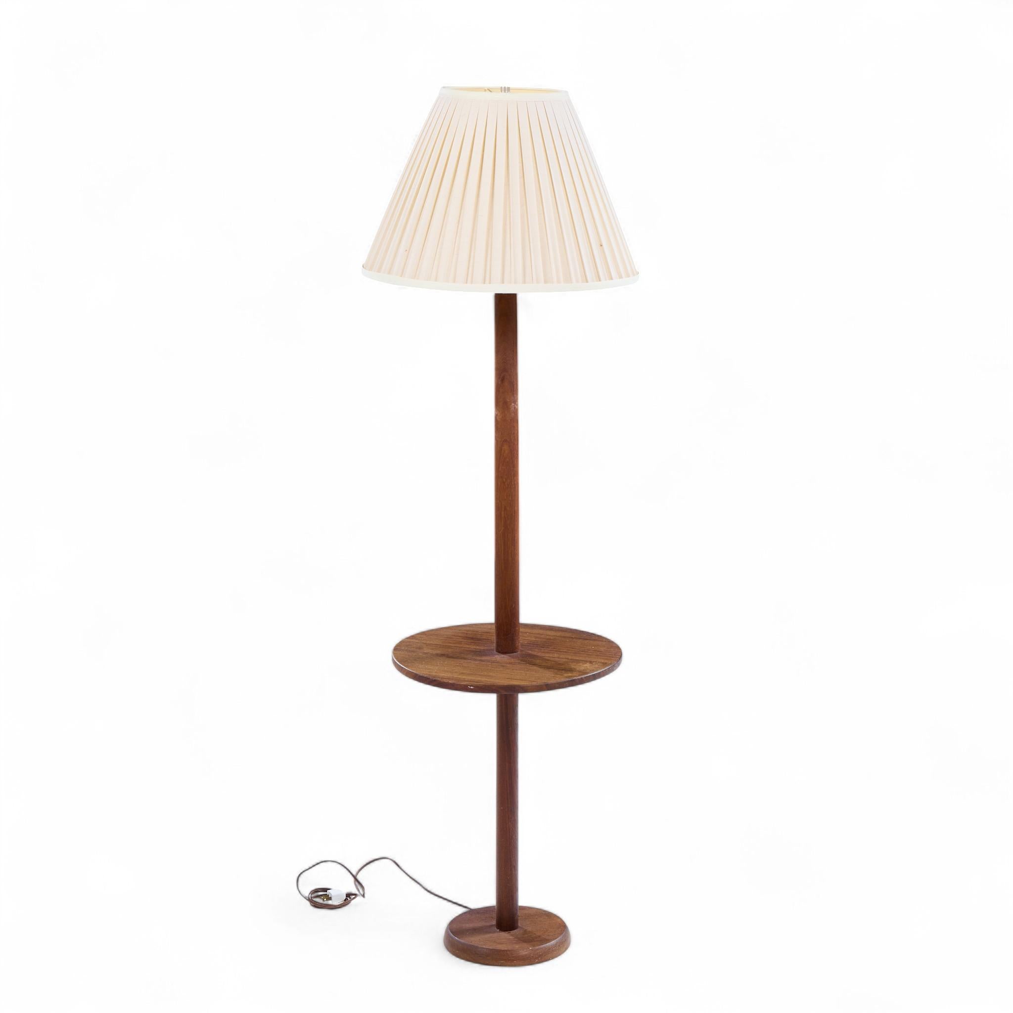 20ième siècle Gordon and Jane Martz Style Mid Century Walnut Floor Lamp Table en vente