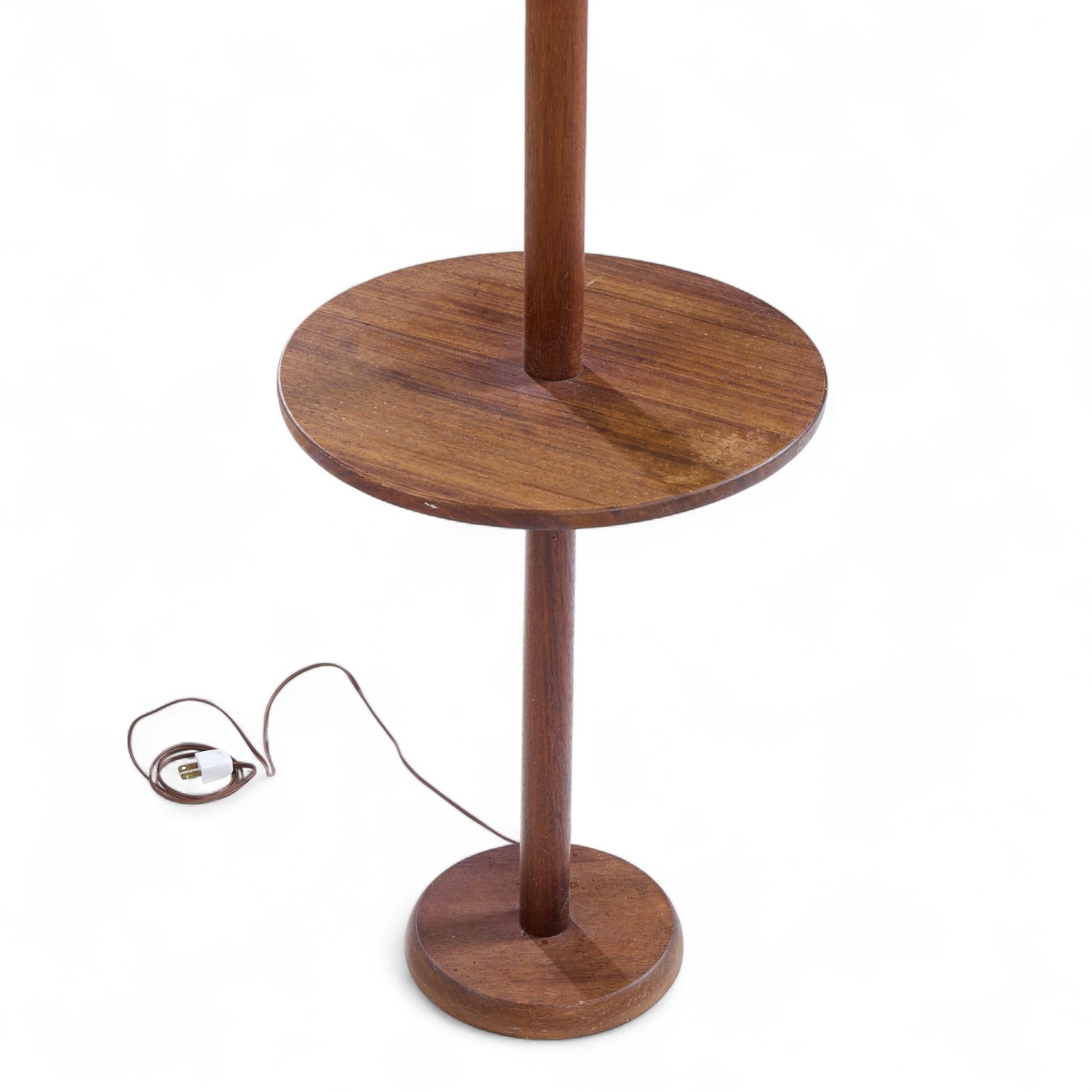 Noyer Gordon and Jane Martz Style Mid Century Walnut Floor Lamp Table en vente