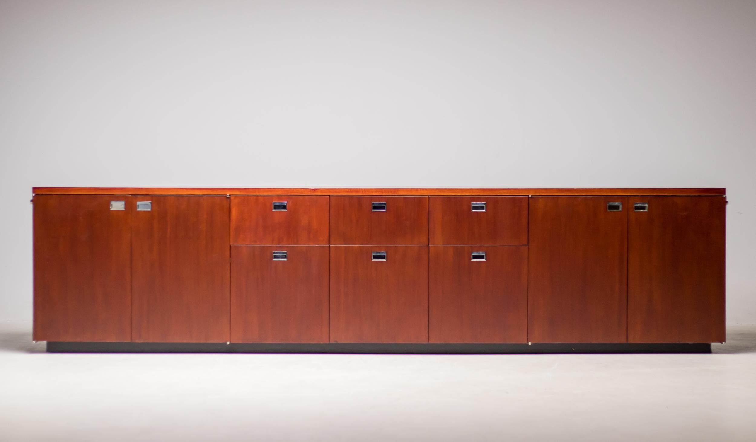 Grande credenza in mogano con tiretti cromati, disegnata da Gordon Bunschaft e prodotta da De Coene per la Belgium Lambert Bank, circa 1960. La credenza è dotata di sei cassetti e quattro ante con serratura su entrambi i lati. Il pezzo è rifinito su