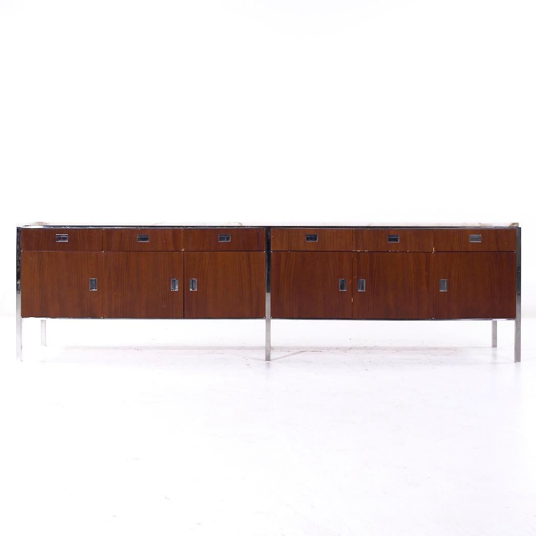Gordon Bunshaft Credenza di metà secolo in noce e marmo
 
Questa credenza misura: 95,75 larghezza x 19 profondità x 26,75 pollici di altezza

Tutti i mobili possono essere acquistati in quello che noi chiamiamo stato vintage restaurato. Ciò