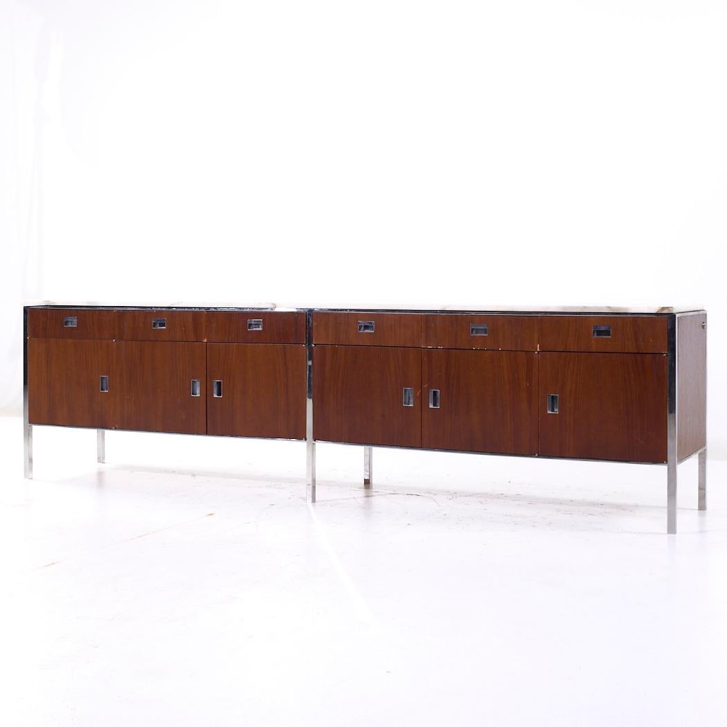 Mid-Century moderno Gordon Bunshaft Credenza di metà secolo in noce e marmo in vendita