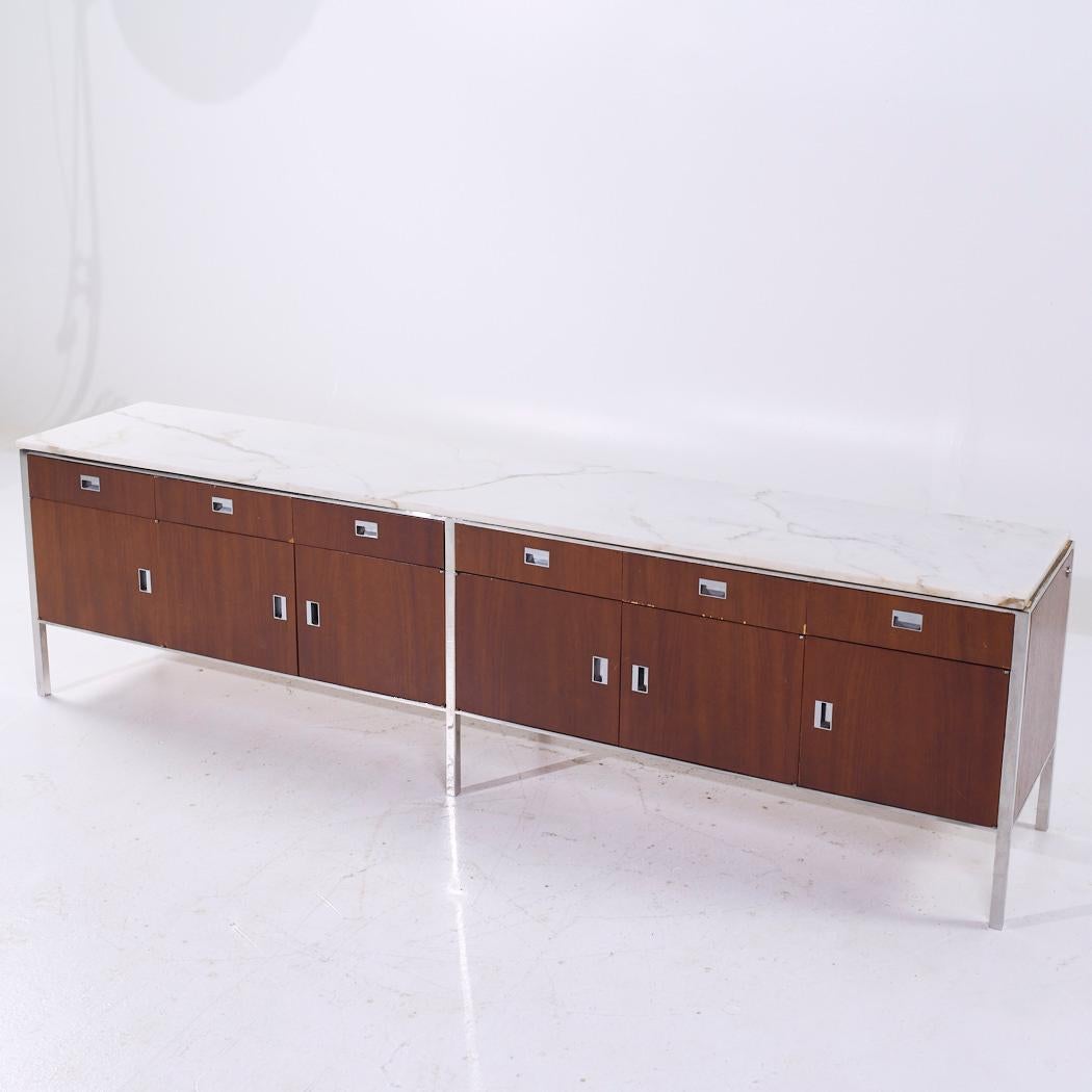 Americano Gordon Bunshaft Credenza di metà secolo in noce e marmo in vendita