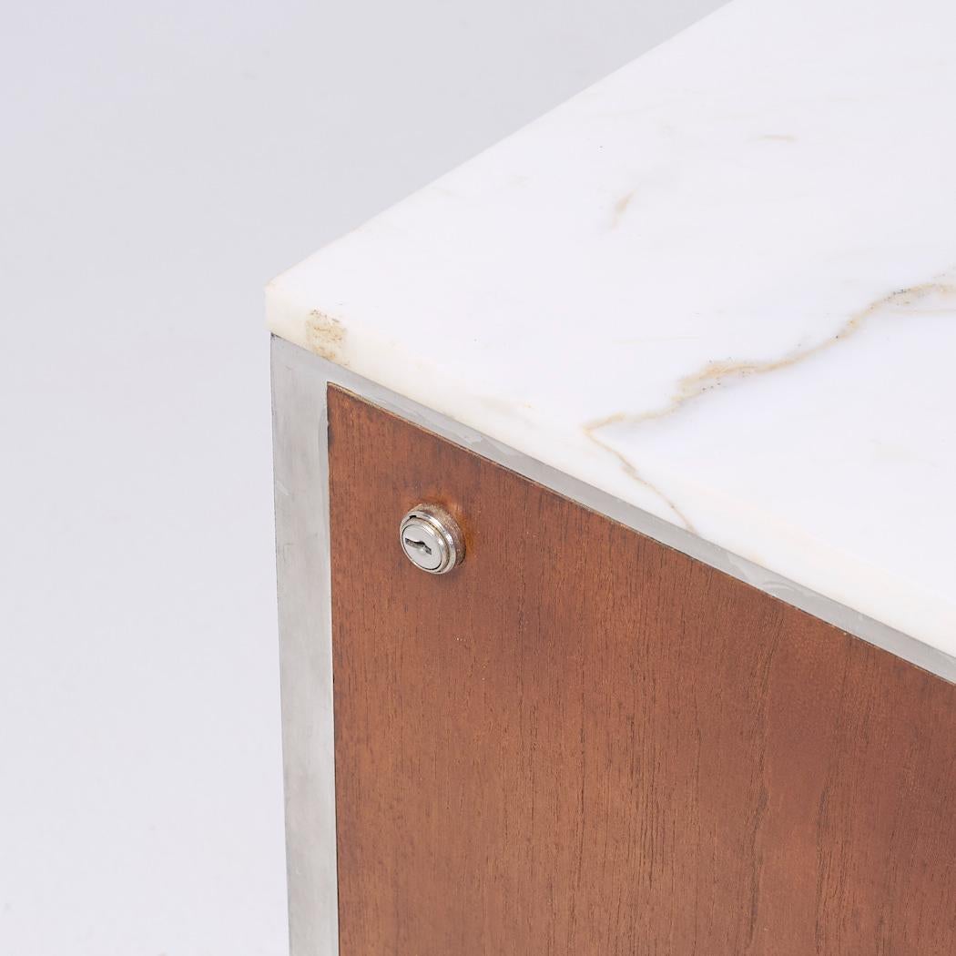 Gordon Bunshaft Credenza di metà secolo in noce e marmo In condizioni buone in vendita a Countryside, IL