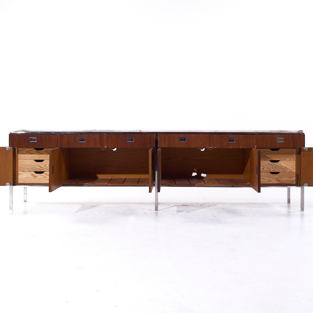 Fine XX secolo Gordon Bunshaft Credenza di metà secolo in noce e marmo in vendita