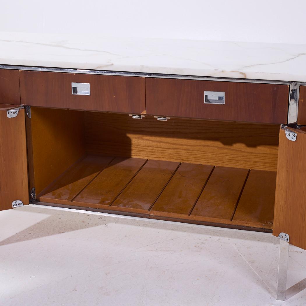 Cromo Gordon Bunshaft Credenza di metà secolo in noce e marmo in vendita