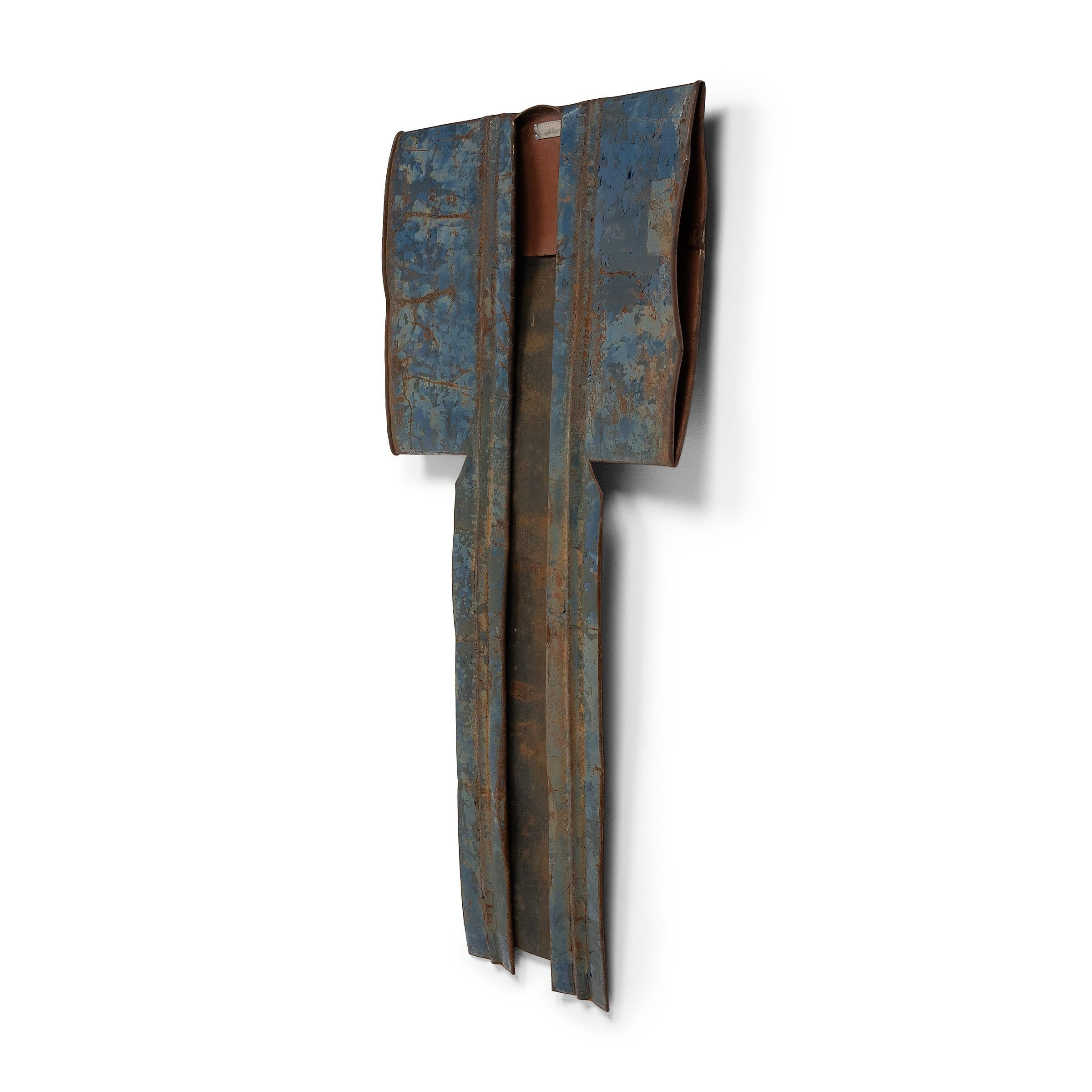 « Kimono bleu plié, sculpture en acier trouvée - Moderne Mixed Media Art par Gordon Chandler