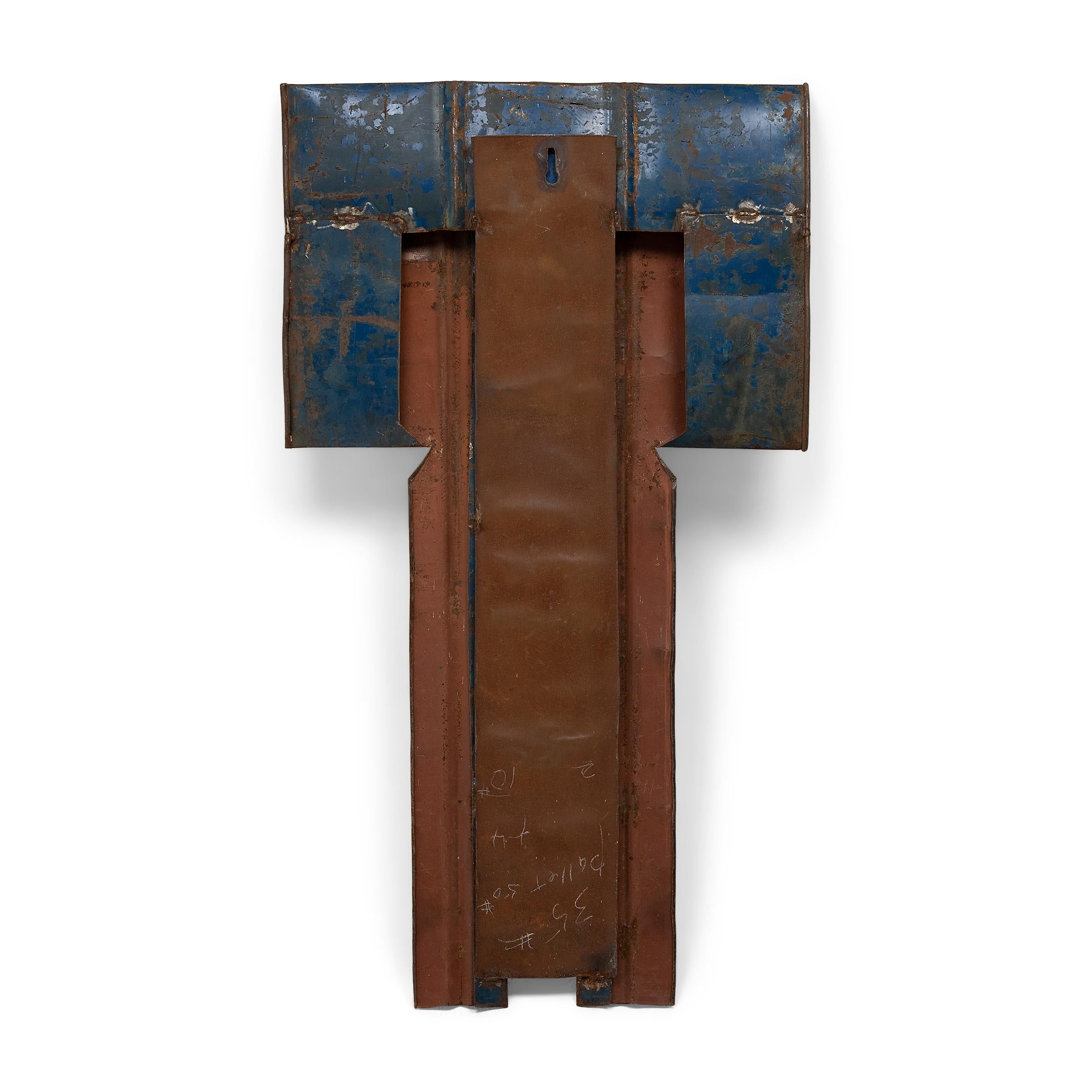 « Kimono bleu plié, sculpture en acier trouvée 2